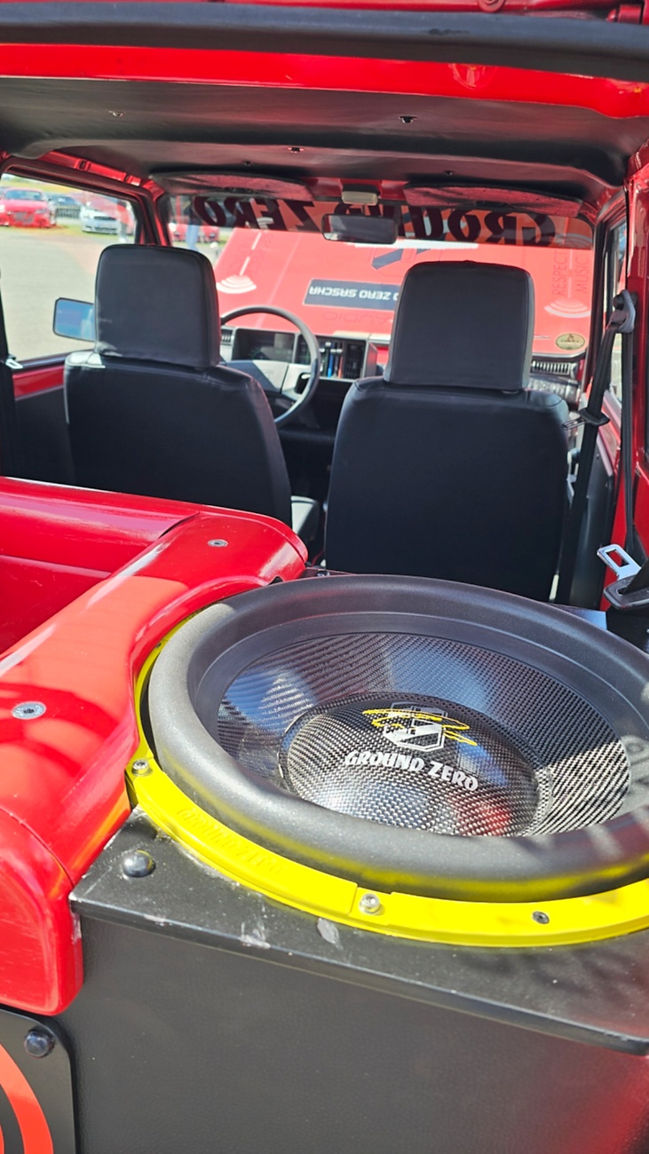 Am Sonntag, 23. August 2026, verwandelte sich der Flugplatz Rosenthal Airfield in Speichersdorf wieder in einen großen Treffpunkt für Fahrzeugfans. Bei „Performance On Wheels – Stage IX“ standen Fahrzeuge unterschiedlichster Art und Baujahre im Mittelpunkt. Bereits zum neunten Mal fand das markenoffene Treffen auf dem weitläufigen Flugplatzgelände statt.
Schon beim Rundgang zeigte sich die enorme Vielfalt: Oldtimer, US-Cars, Motorräder, aufwendig umgebaute Tuningfahrzeuge, Supersportwagen und Lastwagen standen teilweise unmittelbar nebeneinander. Vom liebevoll erhaltenen Klassiker bis zum modernen Fahrzeug mit auffälligen Umbauten gab es für die Besucher jede Menge zu entdecken und natürlich auch zahlreiche interessante Fotomotive.