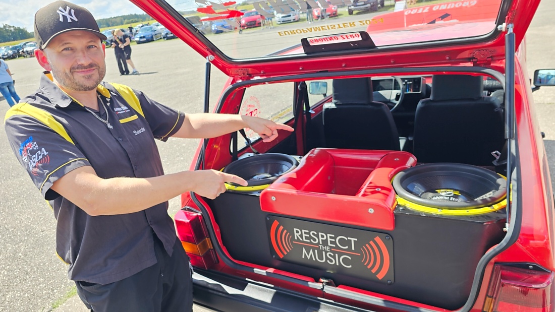 Am Sonntag, 23. August 2026, verwandelte sich der Flugplatz Rosenthal Airfield in Speichersdorf wieder in einen großen Treffpunkt für Fahrzeugfans. Bei „Performance On Wheels – Stage IX“ standen Fahrzeuge unterschiedlichster Art und Baujahre im Mittelpunkt. Bereits zum neunten Mal fand das markenoffene Treffen auf dem weitläufigen Flugplatzgelände statt.
Schon beim Rundgang zeigte sich die enorme Vielfalt: Oldtimer, US-Cars, Motorräder, aufwendig umgebaute Tuningfahrzeuge, Supersportwagen und Lastwagen standen teilweise unmittelbar nebeneinander. Vom liebevoll erhaltenen Klassiker bis zum modernen Fahrzeug mit auffälligen Umbauten gab es für die Besucher jede Menge zu entdecken und natürlich auch zahlreiche interessante Fotomotive.