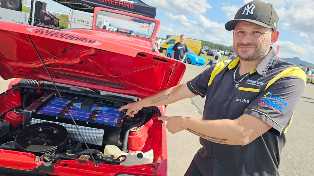 Am Sonntag, 23. August 2026, verwandelte sich der Flugplatz Rosenthal Airfield in Speichersdorf wieder in einen großen Treffpunkt für Fahrzeugfans. Bei „Performance On Wheels – Stage IX“ standen Fahrzeuge unterschiedlichster Art und Baujahre im Mittelpunkt. Bereits zum neunten Mal fand das markenoffene Treffen auf dem weitläufigen Flugplatzgelände statt.
Schon beim Rundgang zeigte sich die enorme Vielfalt: Oldtimer, US-Cars, Motorräder, aufwendig umgebaute Tuningfahrzeuge, Supersportwagen und Lastwagen standen teilweise unmittelbar nebeneinander. Vom liebevoll erhaltenen Klassiker bis zum modernen Fahrzeug mit auffälligen Umbauten gab es für die Besucher jede Menge zu entdecken und natürlich auch zahlreiche interessante Fotomotive.
