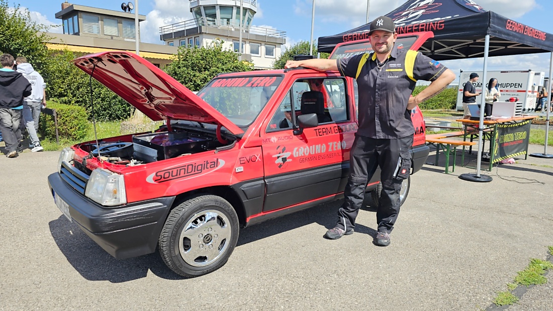 Am Sonntag, 23. August 2026, verwandelte sich der Flugplatz Rosenthal Airfield in Speichersdorf wieder in einen großen Treffpunkt für Fahrzeugfans. Bei „Performance On Wheels – Stage IX“ standen Fahrzeuge unterschiedlichster Art und Baujahre im Mittelpunkt. Bereits zum neunten Mal fand das markenoffene Treffen auf dem weitläufigen Flugplatzgelände statt.
Schon beim Rundgang zeigte sich die enorme Vielfalt: Oldtimer, US-Cars, Motorräder, aufwendig umgebaute Tuningfahrzeuge, Supersportwagen und Lastwagen standen teilweise unmittelbar nebeneinander. Vom liebevoll erhaltenen Klassiker bis zum modernen Fahrzeug mit auffälligen Umbauten gab es für die Besucher jede Menge zu entdecken und natürlich auch zahlreiche interessante Fotomotive.