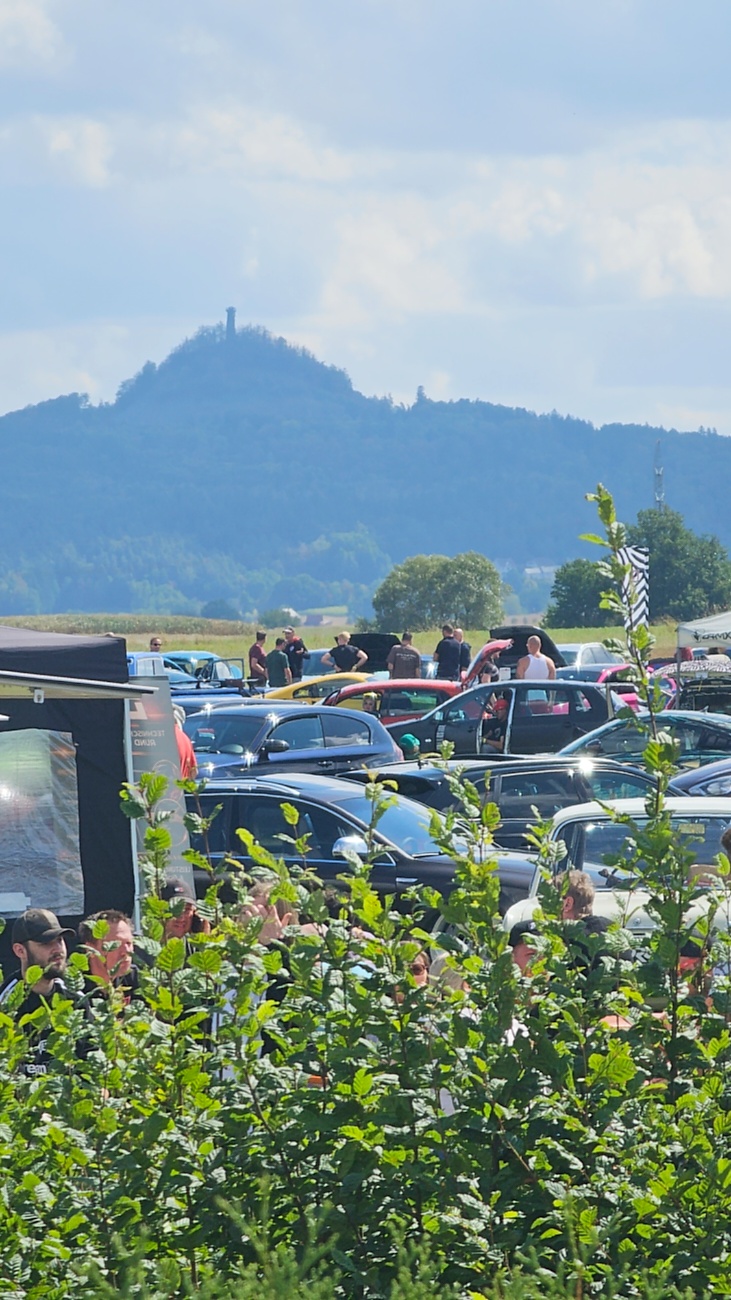 Am Sonntag, 23. August 2026, verwandelte sich der Flugplatz Rosenthal Airfield in Speichersdorf wieder in einen großen Treffpunkt für Fahrzeugfans. Bei „Performance On Wheels – Stage IX“ standen Fahrzeuge unterschiedlichster Art und Baujahre im Mittelpunkt. Bereits zum neunten Mal fand das markenoffene Treffen auf dem weitläufigen Flugplatzgelände statt.
Schon beim Rundgang zeigte sich die enorme Vielfalt: Oldtimer, US-Cars, Motorräder, aufwendig umgebaute Tuningfahrzeuge, Supersportwagen und Lastwagen standen teilweise unmittelbar nebeneinander. Vom liebevoll erhaltenen Klassiker bis zum modernen Fahrzeug mit auffälligen Umbauten gab es für die Besucher jede Menge zu entdecken und natürlich auch zahlreiche interessante Fotomotive.