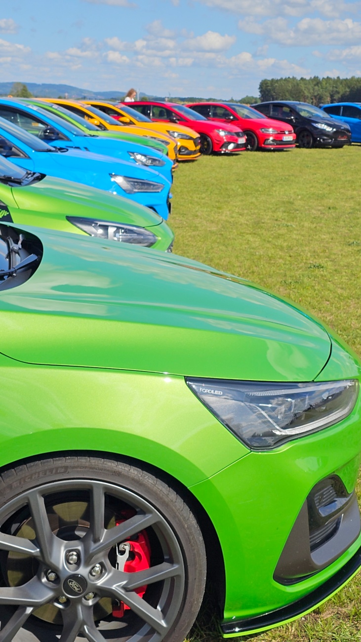 Am Sonntag, 23. August 2026, verwandelte sich der Flugplatz Rosenthal Airfield in Speichersdorf wieder in einen großen Treffpunkt für Fahrzeugfans. Bei „Performance On Wheels – Stage IX“ standen Fahrzeuge unterschiedlichster Art und Baujahre im Mittelpunkt. Bereits zum neunten Mal fand das markenoffene Treffen auf dem weitläufigen Flugplatzgelände statt.
Schon beim Rundgang zeigte sich die enorme Vielfalt: Oldtimer, US-Cars, Motorräder, aufwendig umgebaute Tuningfahrzeuge, Supersportwagen und Lastwagen standen teilweise unmittelbar nebeneinander. Vom liebevoll erhaltenen Klassiker bis zum modernen Fahrzeug mit auffälligen Umbauten gab es für die Besucher jede Menge zu entdecken und natürlich auch zahlreiche interessante Fotomotive.