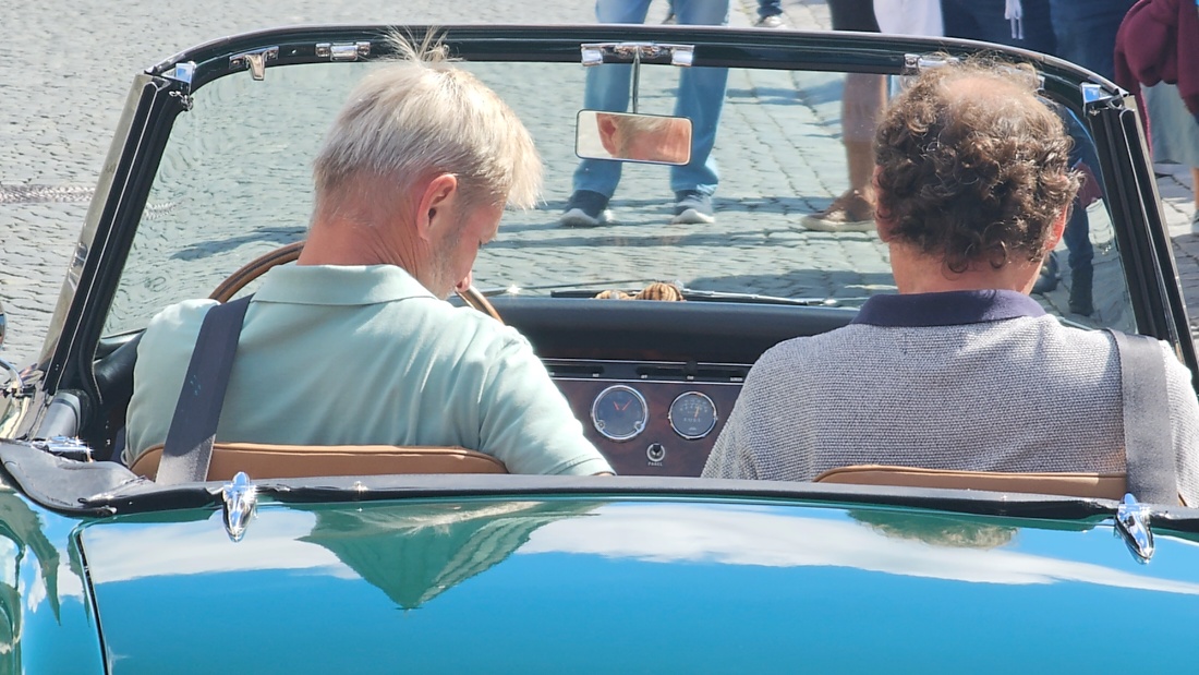 Jede Menge automobile Schätze auf dem Kemnather Stadtplatz

Ein echtes Paradies für Oldtimerfreunde gab es am Samstag beim großen Oldtimertreffen in Kemnath zu erleben. Ab 10 Uhr gehörte der wunderschöne historische Stadtplatz den automobilen Schätzen vergangener Jahrzehnte. Bei bestem Oldtimerwetter präsentierten sich die liebevoll gepflegten Fahrzeuge vor einer traumhaften Kulisse – und natürlich ließen sich das auch jede Menge Zuschauer nicht entgehen.

Dicht an dicht standen die Besucher entlang des Stadtplatzes, als ein Klassiker nach dem anderen zur Fahrzeugvorstellung vorfuhr. Dabei gab es nicht nur jede Menge Chrom, glänzenden Lack und den unverwechselbaren Klang alter Motoren zu bestaunen, sondern auch viel Wissenswertes zu hören.

Wie jedes Jahr hatte Elmar Högl das Mikrofon fest im Griff. Souverän und mit enormem Fachwissen stellte er die einzelnen Fahrzeuge vor, erzählte von Baujahren, Motorisierung und technischen Besonderheiten und hatte dabei immer wieder interessante Details zu den Oldtimern parat.

Und eigentlich ist Elmar Högl aus dem Kemnather Oldtimertreffen kaum wegzudenken. Er ist nicht nur die bekannte Stimme am Mikrofon, sondern zugleich Hauptorganisator und so etwas wie das „Herz“ des Treffens. Gemeinsam mit dem KEM-Verband und der Stadt Kemnath sorgt er dafür, dass die Freunde historischer Fahrzeuge Jahr für Jahr in Kemnath zusammenkommen.

Zur Fahrzeugvorstellung gehörte natürlich auch die Übergabe der Urkunden. Diese Aufgabe übernahm Hermann Schraml, unterstützt von Stefan Wöhrl.

Und besser hätte es an diesem Vormittag eigentlich kaum passen können: herrliches Wetter, ein voller Stadtplatz, viele begeisterte Zuschauer und mittendrin jede Menge automobile Zeitgeschichte auf zwei und vier Rädern.

Nach der Vorstellung blieb noch genügend Zeit, die Oldtimer aus nächster Nähe zu betrachten, mit den Besitzern ins Gespräch zu kommen und natürlich jede Menge Fotos zu machen.

Am Nachmittag wartete dann bereits der nächste Höhepunkt auf die Teilnehmer. Um 13:15 Uhr machten sich die historischen Fahrzeuge zur gemeinsamen Ausfahrt auf den Weg. Über Berndorf, Haidenaab und Weidenberg führte die Tour unter anderem nach Goldkronach, wo eine längere Rast eingelegt wurde, bevor es schließlich wieder zurück nach Kemnath ging.

Und jetzt viel Spaß beim Durchklicken durch unsere Bilder vom Kemnather Oldtimertreffen 2026!