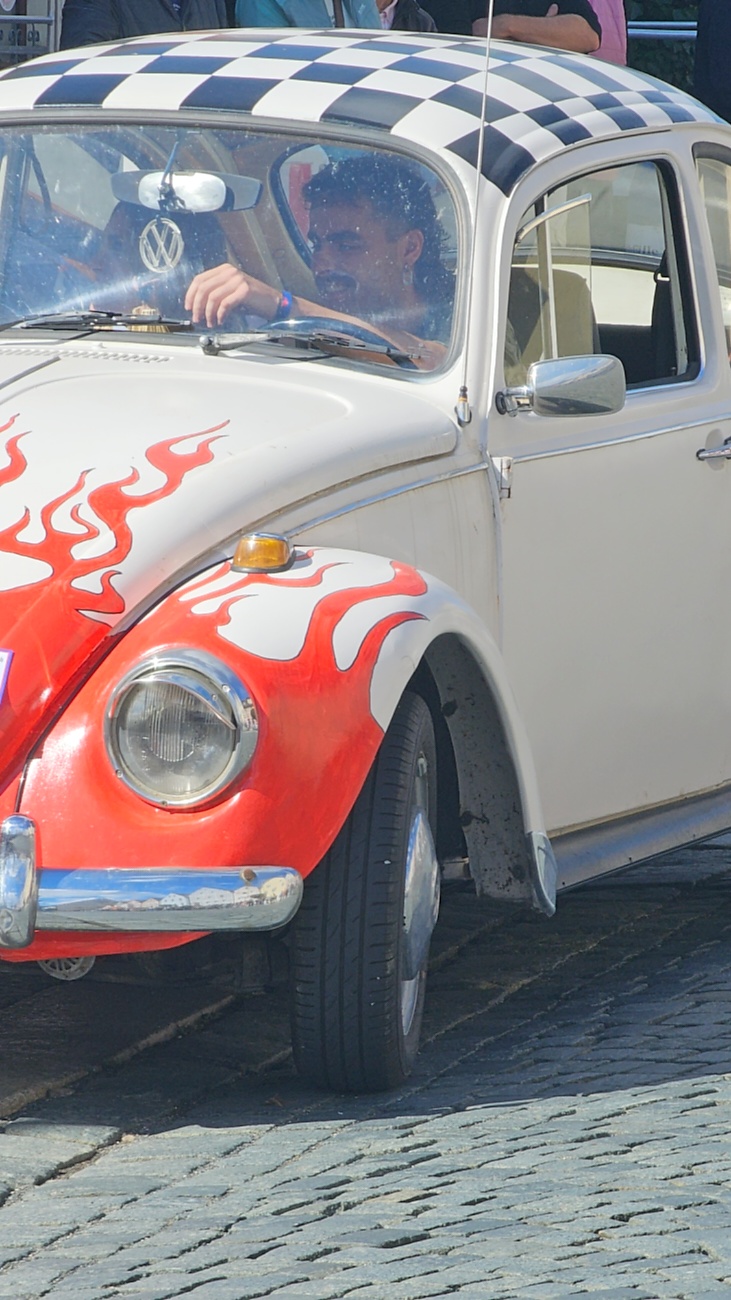 Jede Menge automobile Schätze auf dem Kemnather Stadtplatz

Ein echtes Paradies für Oldtimerfreunde gab es am Samstag beim großen Oldtimertreffen in Kemnath zu erleben. Ab 10 Uhr gehörte der wunderschöne historische Stadtplatz den automobilen Schätzen vergangener Jahrzehnte. Bei bestem Oldtimerwetter präsentierten sich die liebevoll gepflegten Fahrzeuge vor einer traumhaften Kulisse – und natürlich ließen sich das auch jede Menge Zuschauer nicht entgehen.

Dicht an dicht standen die Besucher entlang des Stadtplatzes, als ein Klassiker nach dem anderen zur Fahrzeugvorstellung vorfuhr. Dabei gab es nicht nur jede Menge Chrom, glänzenden Lack und den unverwechselbaren Klang alter Motoren zu bestaunen, sondern auch viel Wissenswertes zu hören.

Wie jedes Jahr hatte Elmar Högl das Mikrofon fest im Griff. Souverän und mit enormem Fachwissen stellte er die einzelnen Fahrzeuge vor, erzählte von Baujahren, Motorisierung und technischen Besonderheiten und hatte dabei immer wieder interessante Details zu den Oldtimern parat.

Und eigentlich ist Elmar Högl aus dem Kemnather Oldtimertreffen kaum wegzudenken. Er ist nicht nur die bekannte Stimme am Mikrofon, sondern zugleich Hauptorganisator und so etwas wie das „Herz“ des Treffens. Gemeinsam mit dem KEM-Verband und der Stadt Kemnath sorgt er dafür, dass die Freunde historischer Fahrzeuge Jahr für Jahr in Kemnath zusammenkommen.

Zur Fahrzeugvorstellung gehörte natürlich auch die Übergabe der Urkunden. Diese Aufgabe übernahm Hermann Schraml, unterstützt von Stefan Wöhrl.

Und besser hätte es an diesem Vormittag eigentlich kaum passen können: herrliches Wetter, ein voller Stadtplatz, viele begeisterte Zuschauer und mittendrin jede Menge automobile Zeitgeschichte auf zwei und vier Rädern.

Nach der Vorstellung blieb noch genügend Zeit, die Oldtimer aus nächster Nähe zu betrachten, mit den Besitzern ins Gespräch zu kommen und natürlich jede Menge Fotos zu machen.

Am Nachmittag wartete dann bereits der nächste Höhepunkt auf die Teilnehmer. Um 13:15 Uhr machten sich die historischen Fahrzeuge zur gemeinsamen Ausfahrt auf den Weg. Über Berndorf, Haidenaab und Weidenberg führte die Tour unter anderem nach Goldkronach, wo eine längere Rast eingelegt wurde, bevor es schließlich wieder zurück nach Kemnath ging.

Und jetzt viel Spaß beim Durchklicken durch unsere Bilder vom Kemnather Oldtimertreffen 2026!