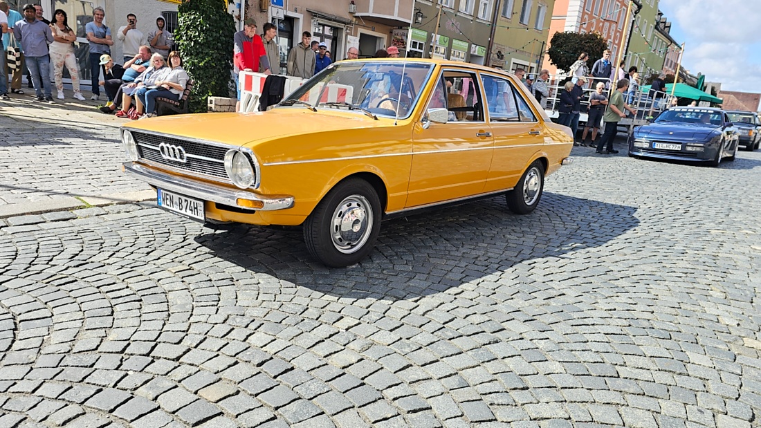 Jede Menge automobile Schätze auf dem Kemnather Stadtplatz

Ein echtes Paradies für Oldtimerfreunde gab es am Samstag beim großen Oldtimertreffen in Kemnath zu erleben. Ab 10 Uhr gehörte der wunderschöne historische Stadtplatz den automobilen Schätzen vergangener Jahrzehnte. Bei bestem Oldtimerwetter präsentierten sich die liebevoll gepflegten Fahrzeuge vor einer traumhaften Kulisse – und natürlich ließen sich das auch jede Menge Zuschauer nicht entgehen.

Dicht an dicht standen die Besucher entlang des Stadtplatzes, als ein Klassiker nach dem anderen zur Fahrzeugvorstellung vorfuhr. Dabei gab es nicht nur jede Menge Chrom, glänzenden Lack und den unverwechselbaren Klang alter Motoren zu bestaunen, sondern auch viel Wissenswertes zu hören.

Wie jedes Jahr hatte Elmar Högl das Mikrofon fest im Griff. Souverän und mit enormem Fachwissen stellte er die einzelnen Fahrzeuge vor, erzählte von Baujahren, Motorisierung und technischen Besonderheiten und hatte dabei immer wieder interessante Details zu den Oldtimern parat.

Und eigentlich ist Elmar Högl aus dem Kemnather Oldtimertreffen kaum wegzudenken. Er ist nicht nur die bekannte Stimme am Mikrofon, sondern zugleich Hauptorganisator und so etwas wie das „Herz“ des Treffens. Gemeinsam mit dem KEM-Verband und der Stadt Kemnath sorgt er dafür, dass die Freunde historischer Fahrzeuge Jahr für Jahr in Kemnath zusammenkommen.

Zur Fahrzeugvorstellung gehörte natürlich auch die Übergabe der Urkunden. Diese Aufgabe übernahm Hermann Schraml, unterstützt von Stefan Wöhrl.

Und besser hätte es an diesem Vormittag eigentlich kaum passen können: herrliches Wetter, ein voller Stadtplatz, viele begeisterte Zuschauer und mittendrin jede Menge automobile Zeitgeschichte auf zwei und vier Rädern.

Nach der Vorstellung blieb noch genügend Zeit, die Oldtimer aus nächster Nähe zu betrachten, mit den Besitzern ins Gespräch zu kommen und natürlich jede Menge Fotos zu machen.

Am Nachmittag wartete dann bereits der nächste Höhepunkt auf die Teilnehmer. Um 13:15 Uhr machten sich die historischen Fahrzeuge zur gemeinsamen Ausfahrt auf den Weg. Über Berndorf, Haidenaab und Weidenberg führte die Tour unter anderem nach Goldkronach, wo eine längere Rast eingelegt wurde, bevor es schließlich wieder zurück nach Kemnath ging.

Und jetzt viel Spaß beim Durchklicken durch unsere Bilder vom Kemnather Oldtimertreffen 2026!