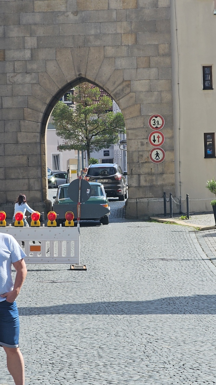 Jede Menge automobile Schätze auf dem Kemnather Stadtplatz

Ein echtes Paradies für Oldtimerfreunde gab es am Samstag beim großen Oldtimertreffen in Kemnath zu erleben. Ab 10 Uhr gehörte der wunderschöne historische Stadtplatz den automobilen Schätzen vergangener Jahrzehnte. Bei bestem Oldtimerwetter präsentierten sich die liebevoll gepflegten Fahrzeuge vor einer traumhaften Kulisse – und natürlich ließen sich das auch jede Menge Zuschauer nicht entgehen.

Dicht an dicht standen die Besucher entlang des Stadtplatzes, als ein Klassiker nach dem anderen zur Fahrzeugvorstellung vorfuhr. Dabei gab es nicht nur jede Menge Chrom, glänzenden Lack und den unverwechselbaren Klang alter Motoren zu bestaunen, sondern auch viel Wissenswertes zu hören.

Wie jedes Jahr hatte Elmar Högl das Mikrofon fest im Griff. Souverän und mit enormem Fachwissen stellte er die einzelnen Fahrzeuge vor, erzählte von Baujahren, Motorisierung und technischen Besonderheiten und hatte dabei immer wieder interessante Details zu den Oldtimern parat.

Und eigentlich ist Elmar Högl aus dem Kemnather Oldtimertreffen kaum wegzudenken. Er ist nicht nur die bekannte Stimme am Mikrofon, sondern zugleich Hauptorganisator und so etwas wie das „Herz“ des Treffens. Gemeinsam mit dem KEM-Verband und der Stadt Kemnath sorgt er dafür, dass die Freunde historischer Fahrzeuge Jahr für Jahr in Kemnath zusammenkommen.

Zur Fahrzeugvorstellung gehörte natürlich auch die Übergabe der Urkunden. Diese Aufgabe übernahm Hermann Schraml, unterstützt von Stefan Wöhrl.

Und besser hätte es an diesem Vormittag eigentlich kaum passen können: herrliches Wetter, ein voller Stadtplatz, viele begeisterte Zuschauer und mittendrin jede Menge automobile Zeitgeschichte auf zwei und vier Rädern.

Nach der Vorstellung blieb noch genügend Zeit, die Oldtimer aus nächster Nähe zu betrachten, mit den Besitzern ins Gespräch zu kommen und natürlich jede Menge Fotos zu machen.

Am Nachmittag wartete dann bereits der nächste Höhepunkt auf die Teilnehmer. Um 13:15 Uhr machten sich die historischen Fahrzeuge zur gemeinsamen Ausfahrt auf den Weg. Über Berndorf, Haidenaab und Weidenberg führte die Tour unter anderem nach Goldkronach, wo eine längere Rast eingelegt wurde, bevor es schließlich wieder zurück nach Kemnath ging.

Und jetzt viel Spaß beim Durchklicken durch unsere Bilder vom Kemnather Oldtimertreffen 2026!