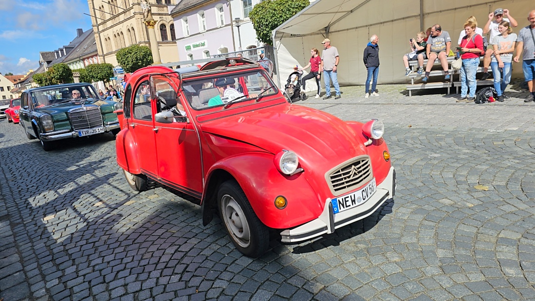 Jede Menge automobile Schätze auf dem Kemnather Stadtplatz

Ein echtes Paradies für Oldtimerfreunde gab es am Samstag beim großen Oldtimertreffen in Kemnath zu erleben. Ab 10 Uhr gehörte der wunderschöne historische Stadtplatz den automobilen Schätzen vergangener Jahrzehnte. Bei bestem Oldtimerwetter präsentierten sich die liebevoll gepflegten Fahrzeuge vor einer traumhaften Kulisse – und natürlich ließen sich das auch jede Menge Zuschauer nicht entgehen.

Dicht an dicht standen die Besucher entlang des Stadtplatzes, als ein Klassiker nach dem anderen zur Fahrzeugvorstellung vorfuhr. Dabei gab es nicht nur jede Menge Chrom, glänzenden Lack und den unverwechselbaren Klang alter Motoren zu bestaunen, sondern auch viel Wissenswertes zu hören.

Wie jedes Jahr hatte Elmar Högl das Mikrofon fest im Griff. Souverän und mit enormem Fachwissen stellte er die einzelnen Fahrzeuge vor, erzählte von Baujahren, Motorisierung und technischen Besonderheiten und hatte dabei immer wieder interessante Details zu den Oldtimern parat.

Und eigentlich ist Elmar Högl aus dem Kemnather Oldtimertreffen kaum wegzudenken. Er ist nicht nur die bekannte Stimme am Mikrofon, sondern zugleich Hauptorganisator und so etwas wie das „Herz“ des Treffens. Gemeinsam mit dem KEM-Verband und der Stadt Kemnath sorgt er dafür, dass die Freunde historischer Fahrzeuge Jahr für Jahr in Kemnath zusammenkommen.

Zur Fahrzeugvorstellung gehörte natürlich auch die Übergabe der Urkunden. Diese Aufgabe übernahm Hermann Schraml, unterstützt von Stefan Wöhrl.

Und besser hätte es an diesem Vormittag eigentlich kaum passen können: herrliches Wetter, ein voller Stadtplatz, viele begeisterte Zuschauer und mittendrin jede Menge automobile Zeitgeschichte auf zwei und vier Rädern.

Nach der Vorstellung blieb noch genügend Zeit, die Oldtimer aus nächster Nähe zu betrachten, mit den Besitzern ins Gespräch zu kommen und natürlich jede Menge Fotos zu machen.

Am Nachmittag wartete dann bereits der nächste Höhepunkt auf die Teilnehmer. Um 13:15 Uhr machten sich die historischen Fahrzeuge zur gemeinsamen Ausfahrt auf den Weg. Über Berndorf, Haidenaab und Weidenberg führte die Tour unter anderem nach Goldkronach, wo eine längere Rast eingelegt wurde, bevor es schließlich wieder zurück nach Kemnath ging.

Und jetzt viel Spaß beim Durchklicken durch unsere Bilder vom Kemnather Oldtimertreffen 2026!