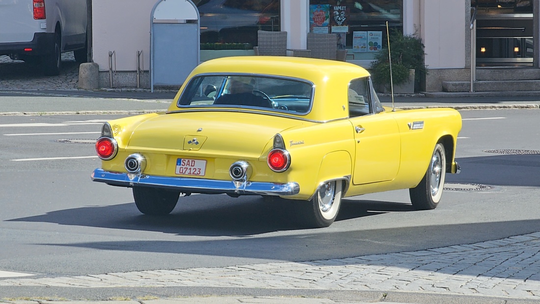 Jede Menge automobile Schätze auf dem Kemnather Stadtplatz

Ein echtes Paradies für Oldtimerfreunde gab es am Samstag beim großen Oldtimertreffen in Kemnath zu erleben. Ab 10 Uhr gehörte der wunderschöne historische Stadtplatz den automobilen Schätzen vergangener Jahrzehnte. Bei bestem Oldtimerwetter präsentierten sich die liebevoll gepflegten Fahrzeuge vor einer traumhaften Kulisse – und natürlich ließen sich das auch jede Menge Zuschauer nicht entgehen.

Dicht an dicht standen die Besucher entlang des Stadtplatzes, als ein Klassiker nach dem anderen zur Fahrzeugvorstellung vorfuhr. Dabei gab es nicht nur jede Menge Chrom, glänzenden Lack und den unverwechselbaren Klang alter Motoren zu bestaunen, sondern auch viel Wissenswertes zu hören.

Wie jedes Jahr hatte Elmar Högl das Mikrofon fest im Griff. Souverän und mit enormem Fachwissen stellte er die einzelnen Fahrzeuge vor, erzählte von Baujahren, Motorisierung und technischen Besonderheiten und hatte dabei immer wieder interessante Details zu den Oldtimern parat.

Und eigentlich ist Elmar Högl aus dem Kemnather Oldtimertreffen kaum wegzudenken. Er ist nicht nur die bekannte Stimme am Mikrofon, sondern zugleich Hauptorganisator und so etwas wie das „Herz“ des Treffens. Gemeinsam mit dem KEM-Verband und der Stadt Kemnath sorgt er dafür, dass die Freunde historischer Fahrzeuge Jahr für Jahr in Kemnath zusammenkommen.

Zur Fahrzeugvorstellung gehörte natürlich auch die Übergabe der Urkunden. Diese Aufgabe übernahm Hermann Schraml, unterstützt von Stefan Wöhrl.

Und besser hätte es an diesem Vormittag eigentlich kaum passen können: herrliches Wetter, ein voller Stadtplatz, viele begeisterte Zuschauer und mittendrin jede Menge automobile Zeitgeschichte auf zwei und vier Rädern.

Nach der Vorstellung blieb noch genügend Zeit, die Oldtimer aus nächster Nähe zu betrachten, mit den Besitzern ins Gespräch zu kommen und natürlich jede Menge Fotos zu machen.

Am Nachmittag wartete dann bereits der nächste Höhepunkt auf die Teilnehmer. Um 13:15 Uhr machten sich die historischen Fahrzeuge zur gemeinsamen Ausfahrt auf den Weg. Über Berndorf, Haidenaab und Weidenberg führte die Tour unter anderem nach Goldkronach, wo eine längere Rast eingelegt wurde, bevor es schließlich wieder zurück nach Kemnath ging.

Und jetzt viel Spaß beim Durchklicken durch unsere Bilder vom Kemnather Oldtimertreffen 2026!