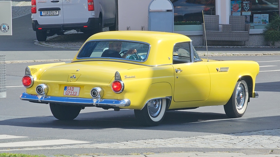 Jede Menge automobile Schätze auf dem Kemnather Stadtplatz

Ein echtes Paradies für Oldtimerfreunde gab es am Samstag beim großen Oldtimertreffen in Kemnath zu erleben. Ab 10 Uhr gehörte der wunderschöne historische Stadtplatz den automobilen Schätzen vergangener Jahrzehnte. Bei bestem Oldtimerwetter präsentierten sich die liebevoll gepflegten Fahrzeuge vor einer traumhaften Kulisse – und natürlich ließen sich das auch jede Menge Zuschauer nicht entgehen.

Dicht an dicht standen die Besucher entlang des Stadtplatzes, als ein Klassiker nach dem anderen zur Fahrzeugvorstellung vorfuhr. Dabei gab es nicht nur jede Menge Chrom, glänzenden Lack und den unverwechselbaren Klang alter Motoren zu bestaunen, sondern auch viel Wissenswertes zu hören.

Wie jedes Jahr hatte Elmar Högl das Mikrofon fest im Griff. Souverän und mit enormem Fachwissen stellte er die einzelnen Fahrzeuge vor, erzählte von Baujahren, Motorisierung und technischen Besonderheiten und hatte dabei immer wieder interessante Details zu den Oldtimern parat.

Und eigentlich ist Elmar Högl aus dem Kemnather Oldtimertreffen kaum wegzudenken. Er ist nicht nur die bekannte Stimme am Mikrofon, sondern zugleich Hauptorganisator und so etwas wie das „Herz“ des Treffens. Gemeinsam mit dem KEM-Verband und der Stadt Kemnath sorgt er dafür, dass die Freunde historischer Fahrzeuge Jahr für Jahr in Kemnath zusammenkommen.

Zur Fahrzeugvorstellung gehörte natürlich auch die Übergabe der Urkunden. Diese Aufgabe übernahm Hermann Schraml, unterstützt von Stefan Wöhrl.

Und besser hätte es an diesem Vormittag eigentlich kaum passen können: herrliches Wetter, ein voller Stadtplatz, viele begeisterte Zuschauer und mittendrin jede Menge automobile Zeitgeschichte auf zwei und vier Rädern.

Nach der Vorstellung blieb noch genügend Zeit, die Oldtimer aus nächster Nähe zu betrachten, mit den Besitzern ins Gespräch zu kommen und natürlich jede Menge Fotos zu machen.

Am Nachmittag wartete dann bereits der nächste Höhepunkt auf die Teilnehmer. Um 13:15 Uhr machten sich die historischen Fahrzeuge zur gemeinsamen Ausfahrt auf den Weg. Über Berndorf, Haidenaab und Weidenberg führte die Tour unter anderem nach Goldkronach, wo eine längere Rast eingelegt wurde, bevor es schließlich wieder zurück nach Kemnath ging.

Und jetzt viel Spaß beim Durchklicken durch unsere Bilder vom Kemnather Oldtimertreffen 2026!