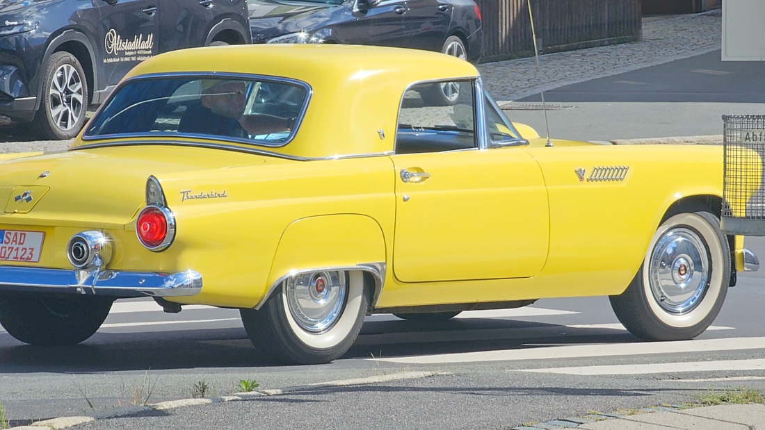 Jede Menge automobile Schätze auf dem Kemnather Stadtplatz

Ein echtes Paradies für Oldtimerfreunde gab es am Samstag beim großen Oldtimertreffen in Kemnath zu erleben. Ab 10 Uhr gehörte der wunderschöne historische Stadtplatz den automobilen Schätzen vergangener Jahrzehnte. Bei bestem Oldtimerwetter präsentierten sich die liebevoll gepflegten Fahrzeuge vor einer traumhaften Kulisse – und natürlich ließen sich das auch jede Menge Zuschauer nicht entgehen.

Dicht an dicht standen die Besucher entlang des Stadtplatzes, als ein Klassiker nach dem anderen zur Fahrzeugvorstellung vorfuhr. Dabei gab es nicht nur jede Menge Chrom, glänzenden Lack und den unverwechselbaren Klang alter Motoren zu bestaunen, sondern auch viel Wissenswertes zu hören.

Wie jedes Jahr hatte Elmar Högl das Mikrofon fest im Griff. Souverän und mit enormem Fachwissen stellte er die einzelnen Fahrzeuge vor, erzählte von Baujahren, Motorisierung und technischen Besonderheiten und hatte dabei immer wieder interessante Details zu den Oldtimern parat.

Und eigentlich ist Elmar Högl aus dem Kemnather Oldtimertreffen kaum wegzudenken. Er ist nicht nur die bekannte Stimme am Mikrofon, sondern zugleich Hauptorganisator und so etwas wie das „Herz“ des Treffens. Gemeinsam mit dem KEM-Verband und der Stadt Kemnath sorgt er dafür, dass die Freunde historischer Fahrzeuge Jahr für Jahr in Kemnath zusammenkommen.

Zur Fahrzeugvorstellung gehörte natürlich auch die Übergabe der Urkunden. Diese Aufgabe übernahm Hermann Schraml, unterstützt von Stefan Wöhrl.

Und besser hätte es an diesem Vormittag eigentlich kaum passen können: herrliches Wetter, ein voller Stadtplatz, viele begeisterte Zuschauer und mittendrin jede Menge automobile Zeitgeschichte auf zwei und vier Rädern.

Nach der Vorstellung blieb noch genügend Zeit, die Oldtimer aus nächster Nähe zu betrachten, mit den Besitzern ins Gespräch zu kommen und natürlich jede Menge Fotos zu machen.

Am Nachmittag wartete dann bereits der nächste Höhepunkt auf die Teilnehmer. Um 13:15 Uhr machten sich die historischen Fahrzeuge zur gemeinsamen Ausfahrt auf den Weg. Über Berndorf, Haidenaab und Weidenberg führte die Tour unter anderem nach Goldkronach, wo eine längere Rast eingelegt wurde, bevor es schließlich wieder zurück nach Kemnath ging.

Und jetzt viel Spaß beim Durchklicken durch unsere Bilder vom Kemnather Oldtimertreffen 2026!