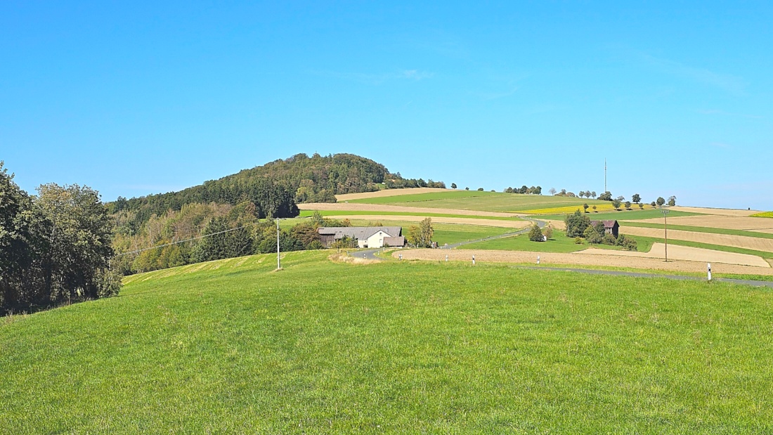 Spaziergang von Godas aus zum Armesberg hoch, bei wunderschönem Herbst-Wetter.
Das Auto parkten wir auf dem Parkplatz oberhalb von Godas, dann gings zu Fuß Richtung Armesberg.