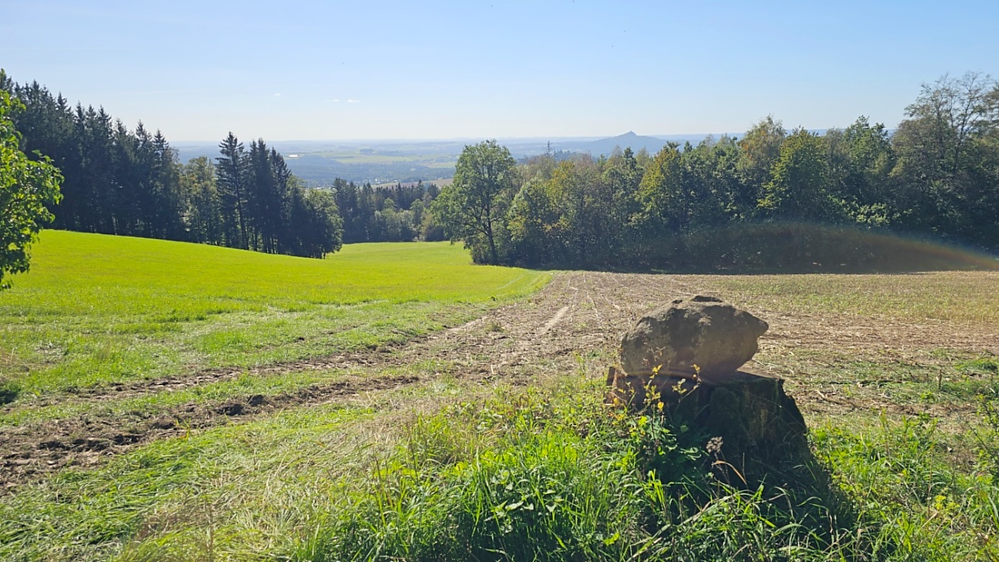 Spaziergang von Godas aus zum Armesberg hoch, bei wunderschönem Herbst-Wetter.
Das Auto parkten wir auf dem Parkplatz oberhalb von Godas, dann gings zu Fuß Richtung Armesberg.