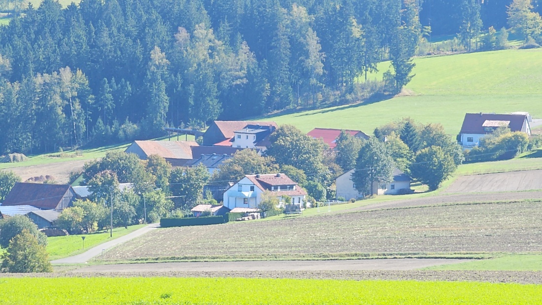 Spaziergang von Godas aus zum Armesberg hoch, bei wunderschönem Herbst-Wetter.
Das Auto parkten wir auf dem Parkplatz oberhalb von Godas, dann gings zu Fuß Richtung Armesberg.