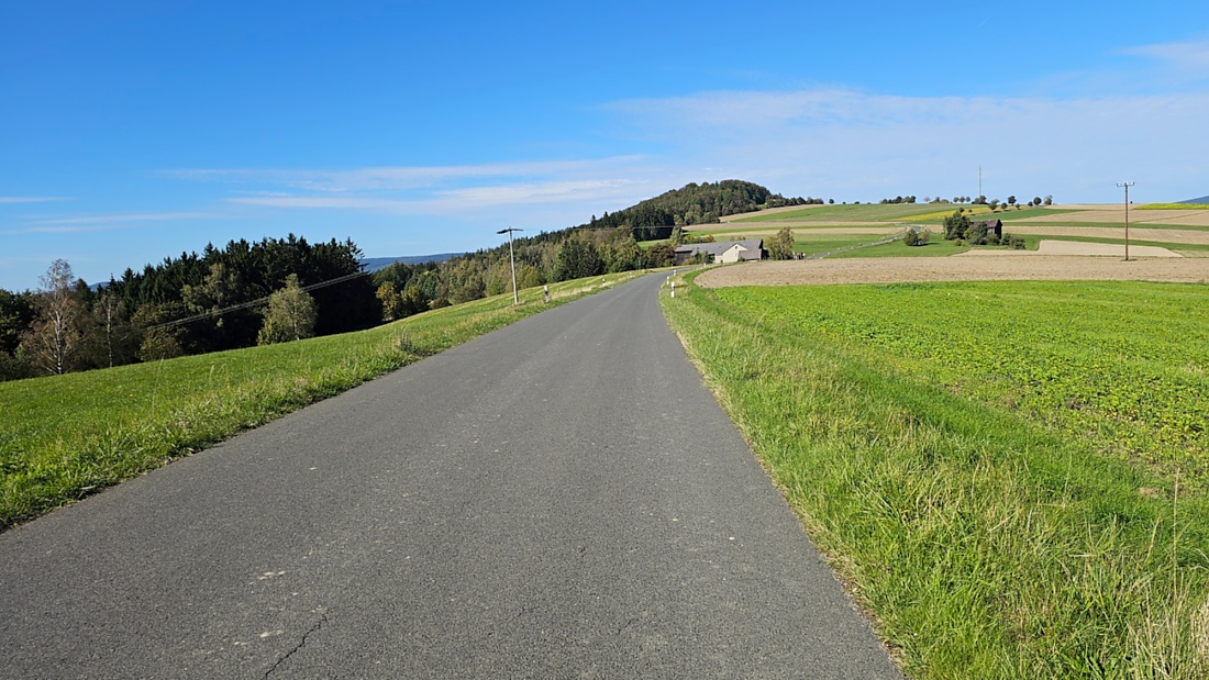 Spaziergang von Godas aus zum Armesberg hoch, bei wunderschönem Herbst-Wetter.
Das Auto parkten wir auf dem Parkplatz oberhalb von Godas, dann gings zu Fuß Richtung Armesberg.