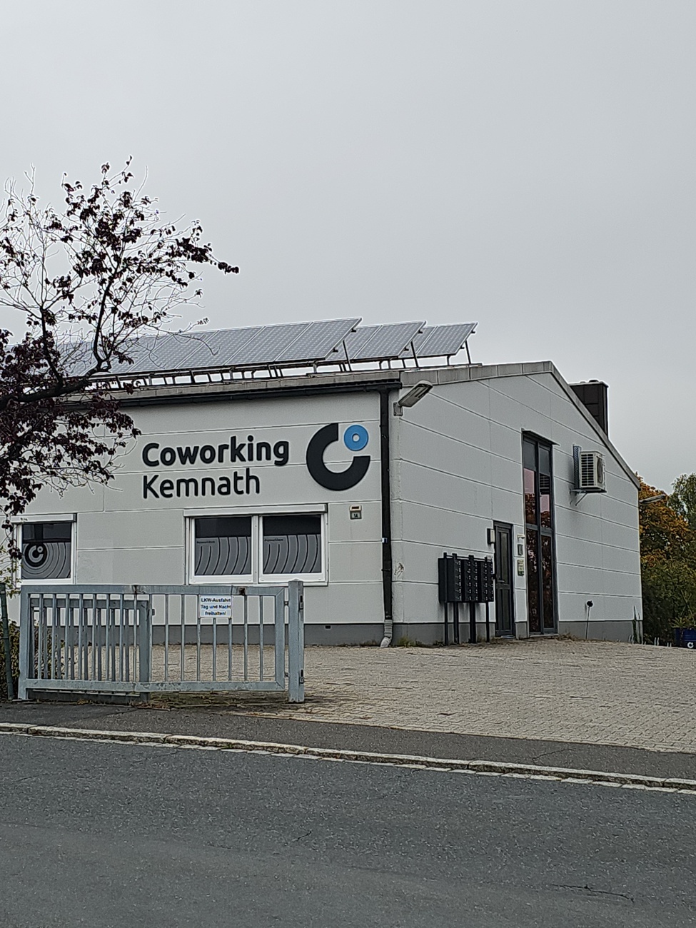 Die Fassade schmückt ein Schriftzug, der den Zweck verrät: 

Coworking Kemnath, ein Gemeinschaftsbüro im Herzen der Oberpfalz, das seit 2021 kreatives Arbeiten in lockerer Atmosphäre ermöglicht. 

Für die Region ist das Coworking-Angebot ein Signal neuer Arbeitswelt: Die städtische wie überregionale Anbindung wird mit professionellen Treffpunkten kombiniert, in denen Freelancer, Start-ups und Kreative tagsüber ebenso heimisch sind wie bei Veranstaltungen und Netzwerktreffs .
