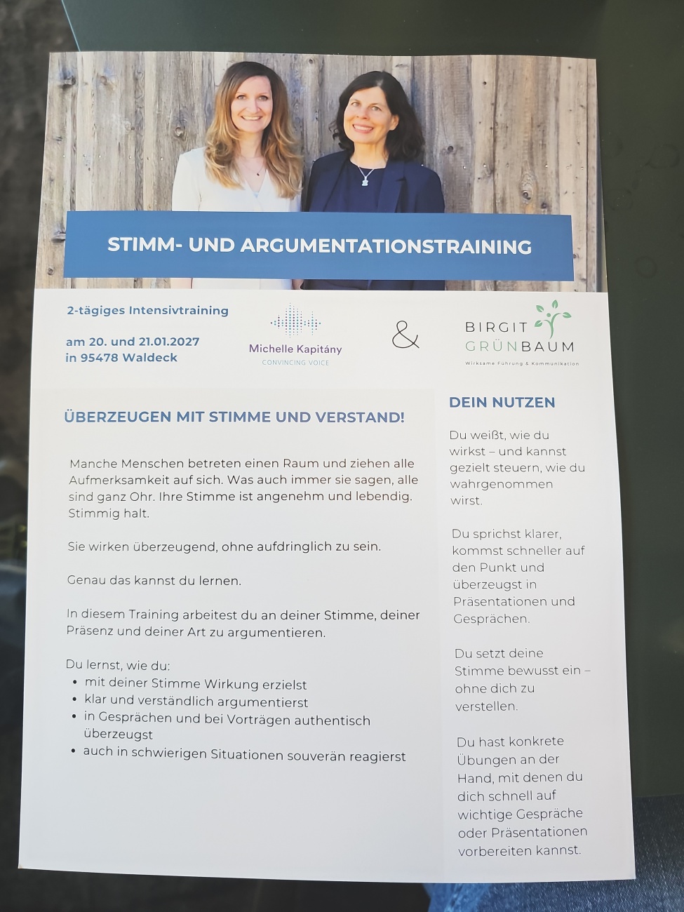 Ein Flyer wirbt mit überraschender Klarheit: In einem für Führungskräfte zugeschnittenen Intensivtraining mit dem Titel  "Stimmen und Argumentationstraining“ arbeiten die beiden Trainerinnen Michelle Kapitány und Birgit Grünbaum gemeinsam daran, Stimme, Präsenz und argumentative Schlagkraft zu stärken. Die beiden strahlenden Frauen auf dem Holzverschlag Hintergrund verleihen dem Motto ..Überzeugen mit Stimme und Verstand!“ eine sympathische, persönliche Note, die sich unter anderem im Nutzenversprechen widerspiegelt: klare, authentische Wirkung in Gesprächen, Präsentationen und auch in schwierigen Situationen. Das Seminar findet an zwei Tagen – konkret am 20. und 21. Januar 2027 – im Raum 95478 Waldeck statt, womit ein regionaler Treffpunkt für Teilnehmende aus der Oberpfalz, möglicherweise auch dem näheren Umkreis um Kemnath, gegeben ist und die regionale Verankerung betont wird. Die Kombination der beiden Expertinnen – Kapitány als Schauspielerin und Stimmtrainerin mit der Methode ..Convincing Voice“ und Grünbaum als Coach für wirksame Führung und Kommunikation – verspricht ein lebendiges, praxisnahes Format für alle, die nicht nur gehört, sondern wirkungsvoll verstanden werden wollen.

Artikel mit KI-Unterstützung