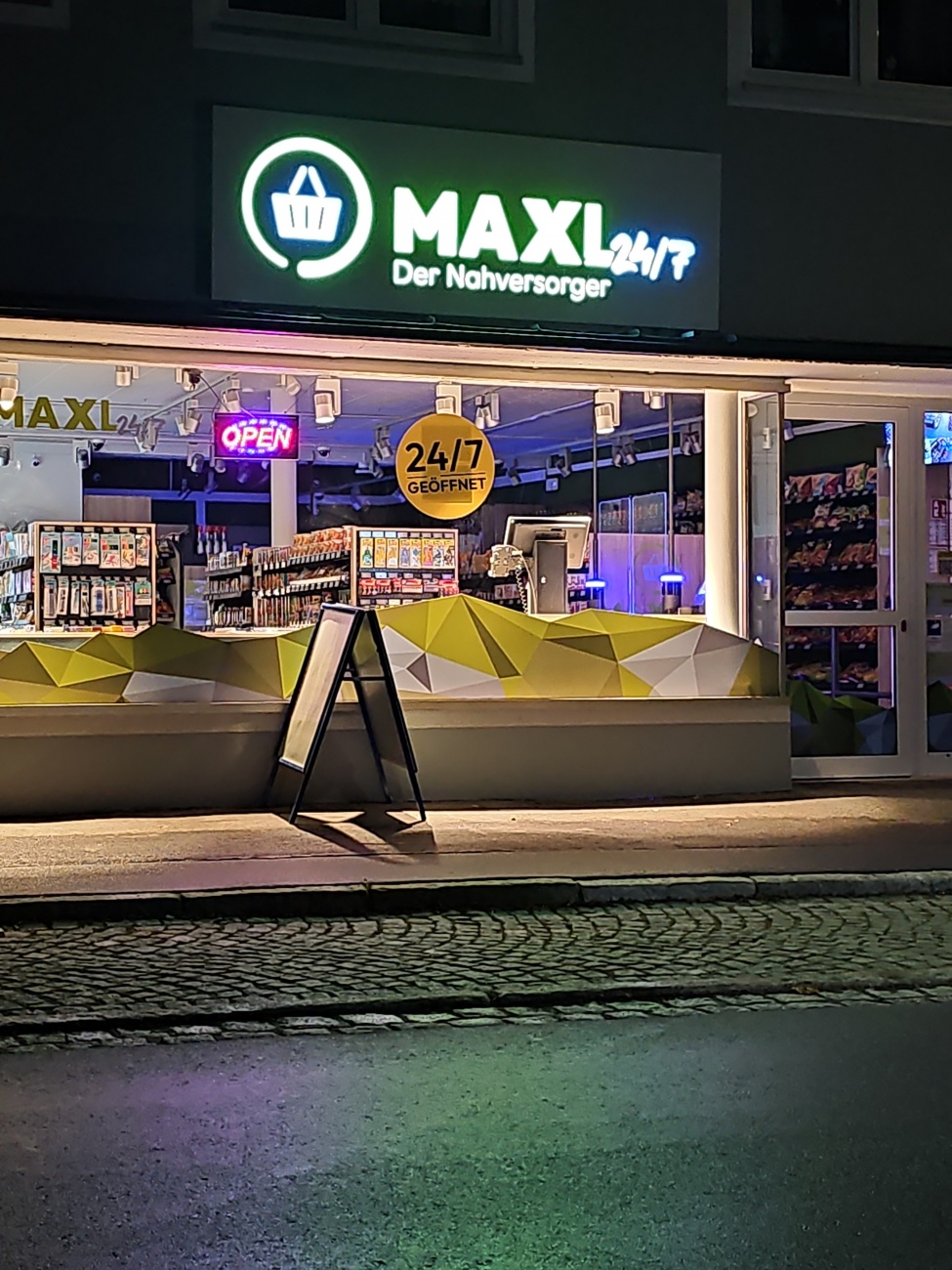 Ein moderner Nahversorger in Kulmain präsentiert rund um die Uhr Snacks, Getränke und Alltagswaren.