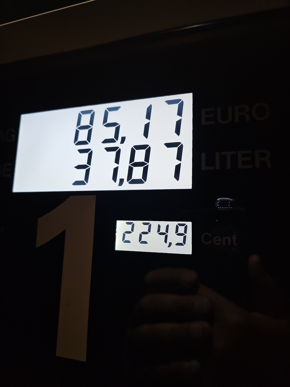 Der Zapfsäulenbildschirm zeigt: 37,87 Liter kosten 85,17 Euro, das sind etwa 2,25 Euro pro Liter.