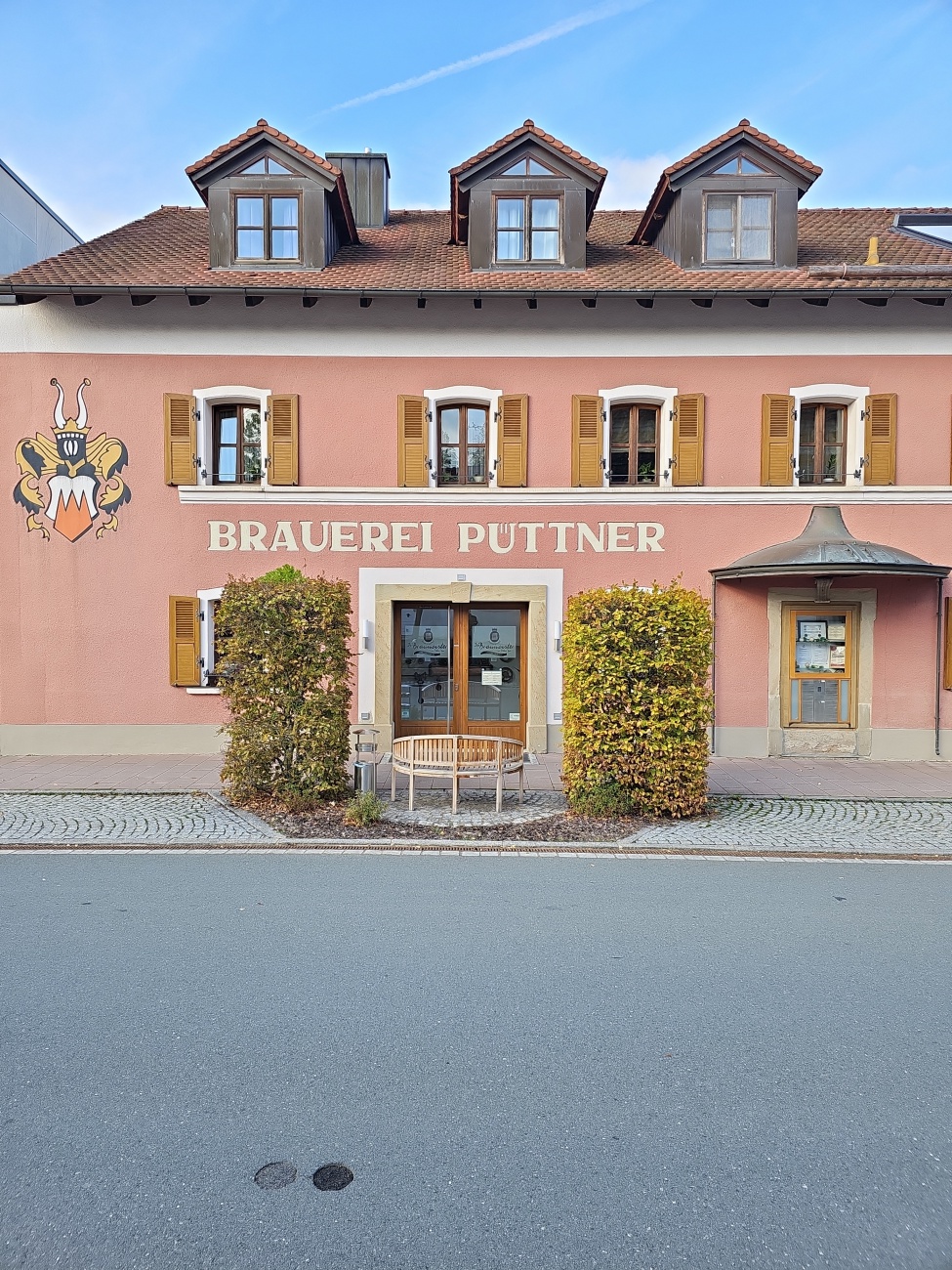 Das roséfarbene Gebäude der traditionsreichen Püttner Brauerei in Schlammersdorf vereint bayerische Braukunst, familiäre Tradition und gastfreundliches Ambiente zu einem lebendigen Kulturerlebnis.