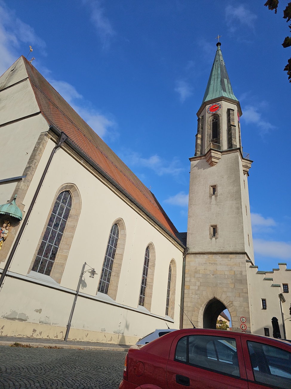 Der grünliche Spitzhelm des Kirchturms prägt zusammen mit dem Stadttor das Bild von Kemnath.