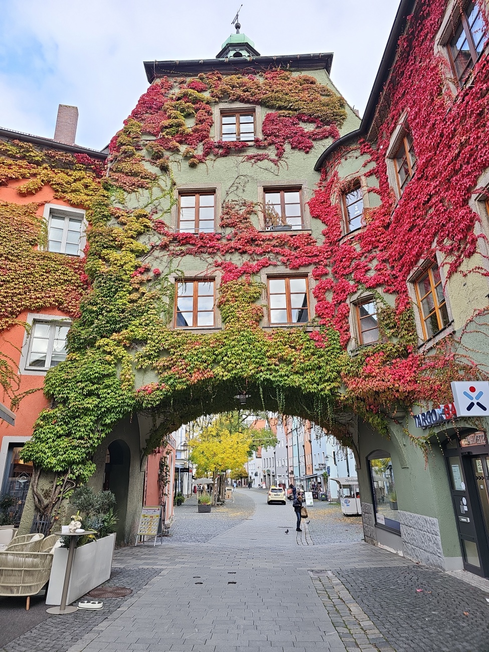 Beim Bummel durchs Tor in der Weidener Altstadt fällt sofort das Spiel aus Efeu und wildem Wein auf. 

Im Herbst schmückt buntes Laub die alte Fassade und macht das Gebäude zum Blickfang. Die Arkade führt direkt in die lebendige Fußgängerzone.