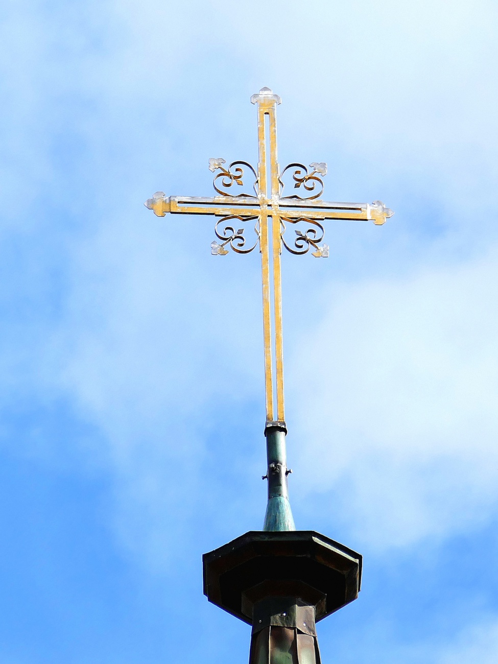 Foto: Martin Zehrer - Das Kreuz auf dem kemnather Kirchturm... 