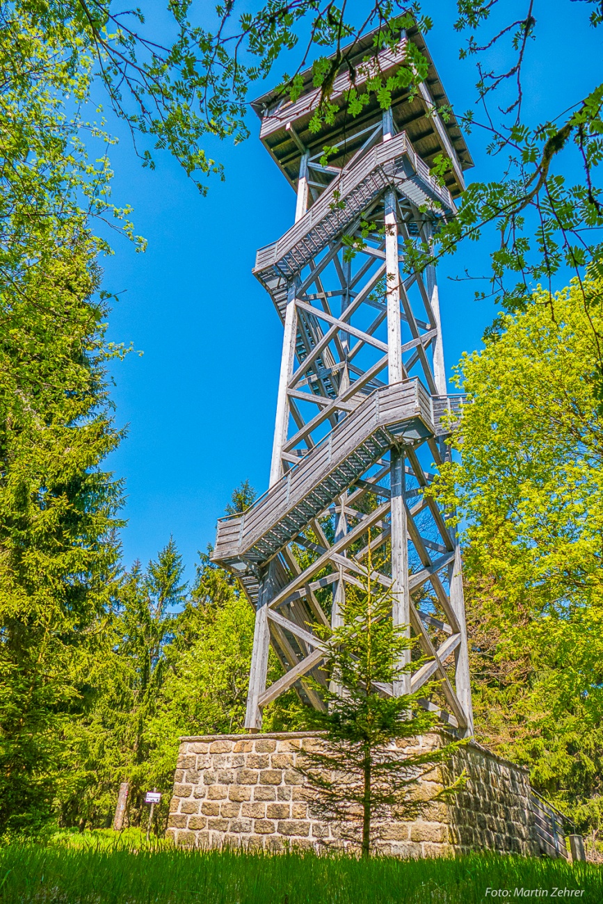 Foto: Martin Zehrer - Geschafft... endlich nach 8 Kilometern Wanderung quer durch den Steinwald erreichten wir den Oberpfalzturm auf der Platte, dem höchsten Berg im Steinwald. Das Wetter - ei 