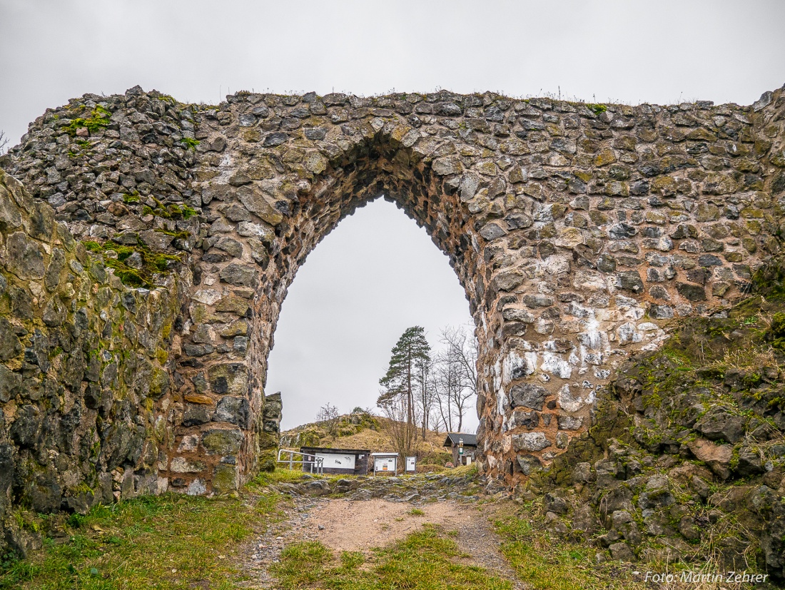 Foto: Martin Zehrer - Wandern zum Schloßberg bei Waldeck hinauf!!!<br />
<br />
Durch diesen Torbogen geht man, wenn der Anstieg zum Schloßberg bei Waldeck geschafft ist. Erstellt wurde dieser Bogen aus 