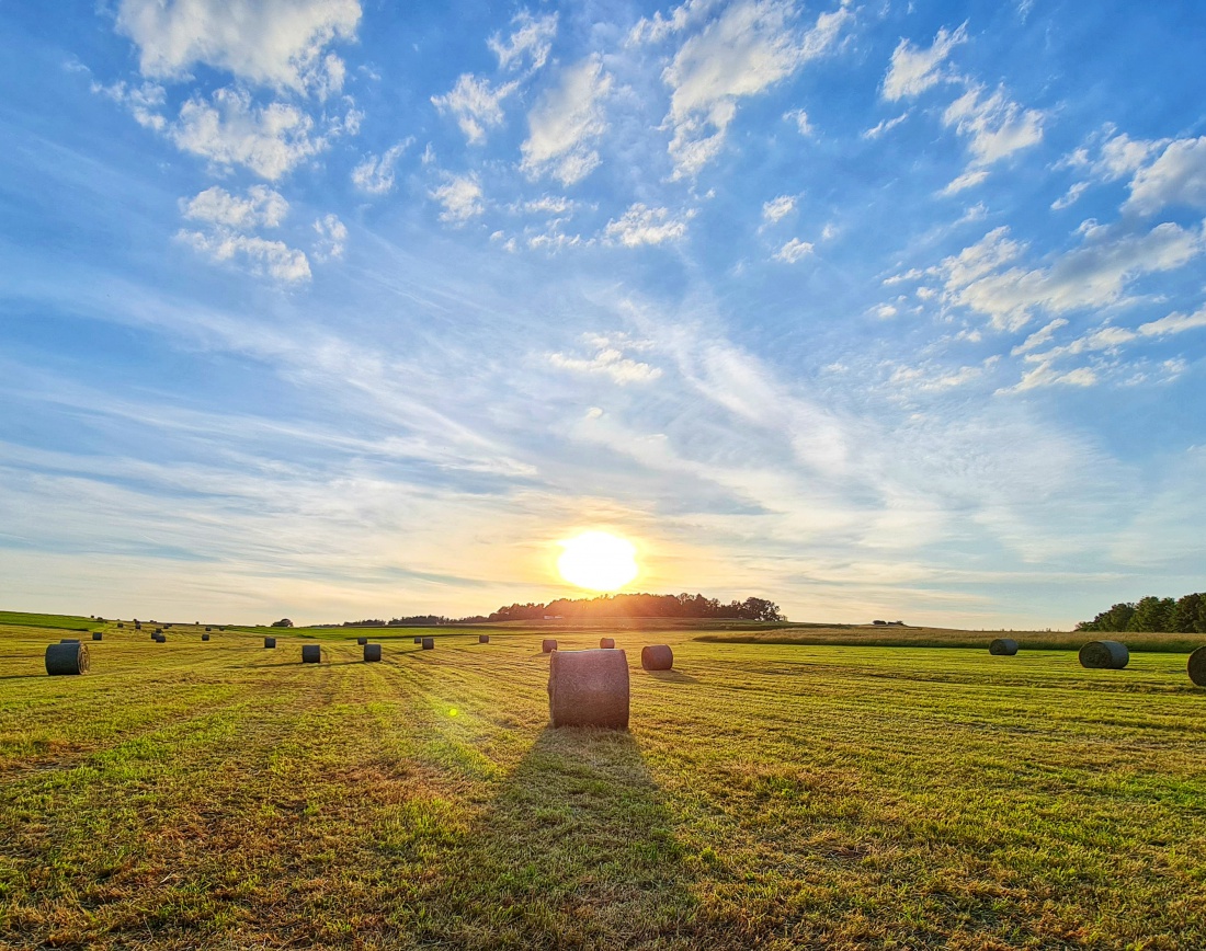 Foto: Jennifer Müller - Man nehme eine gemähte Wiese, große Heuballen, unser wunderschöne Landschaft und den herrlichen Sonnenuntergang... raus kommt dieses Bild ;-) 