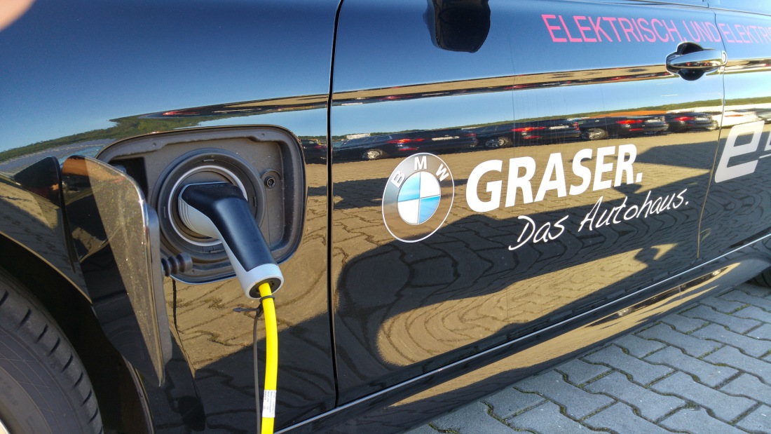 Foto: Martin Zehrer - Fahren mit Strom - Beim Autohaus Graser wird nun auch angesteckt und elektrisch gefahren... 