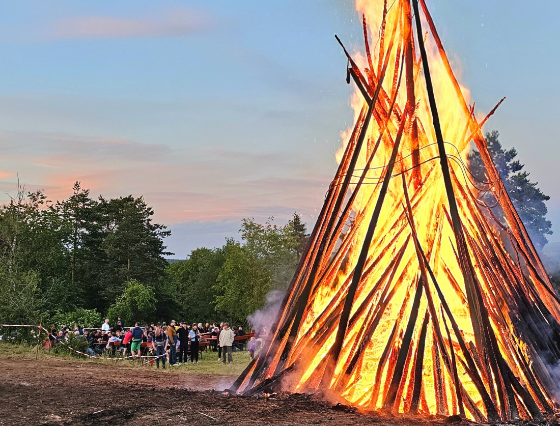 Schadenreuther Platte - Riesiges Johannisfeuer der FFW Erbendorf und sehr gut besucht..
