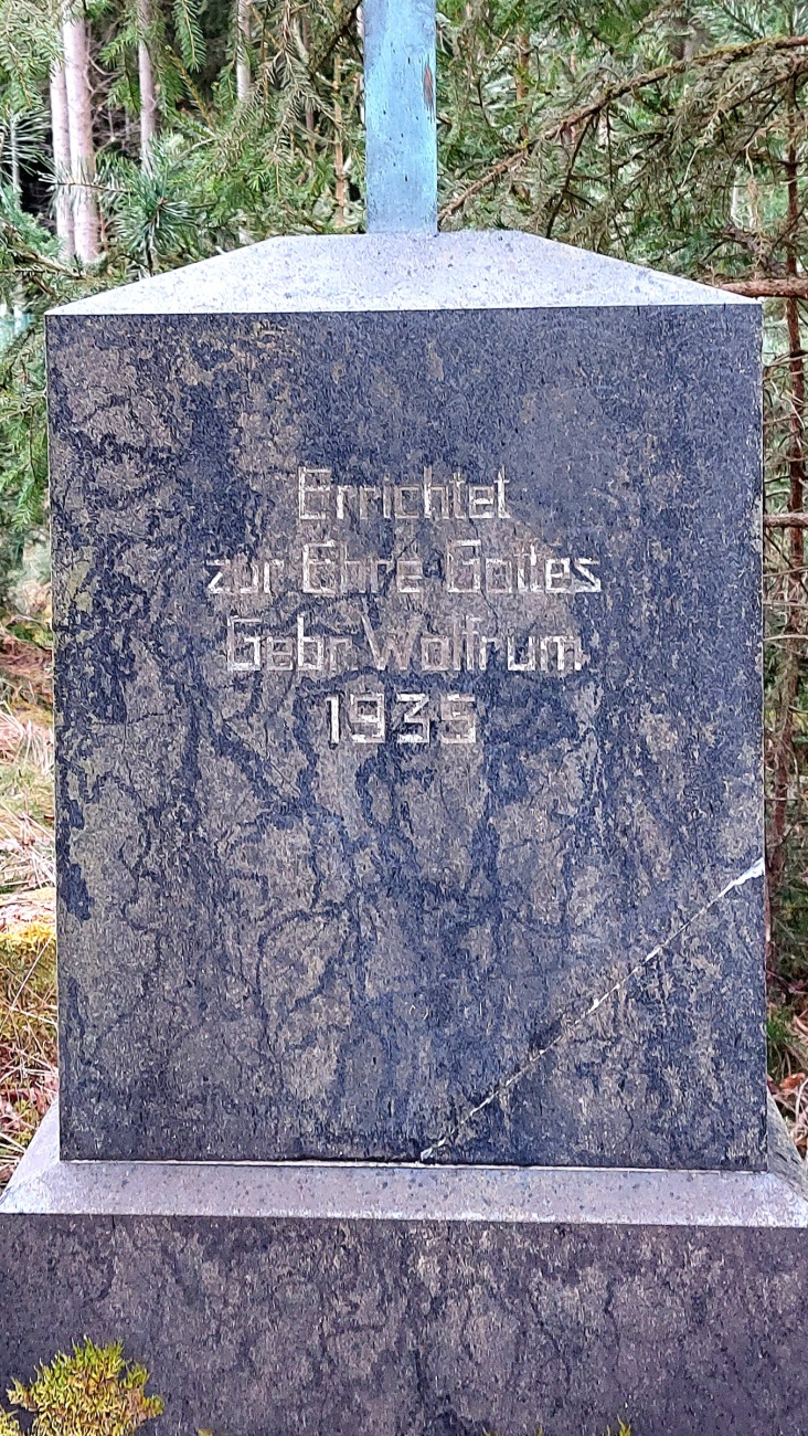 Foto: Martin Zehrer - Ein Gedenkstein der Gebrüder Wolfrum von 1935 steht im Wald bei Tirschenreuth.  