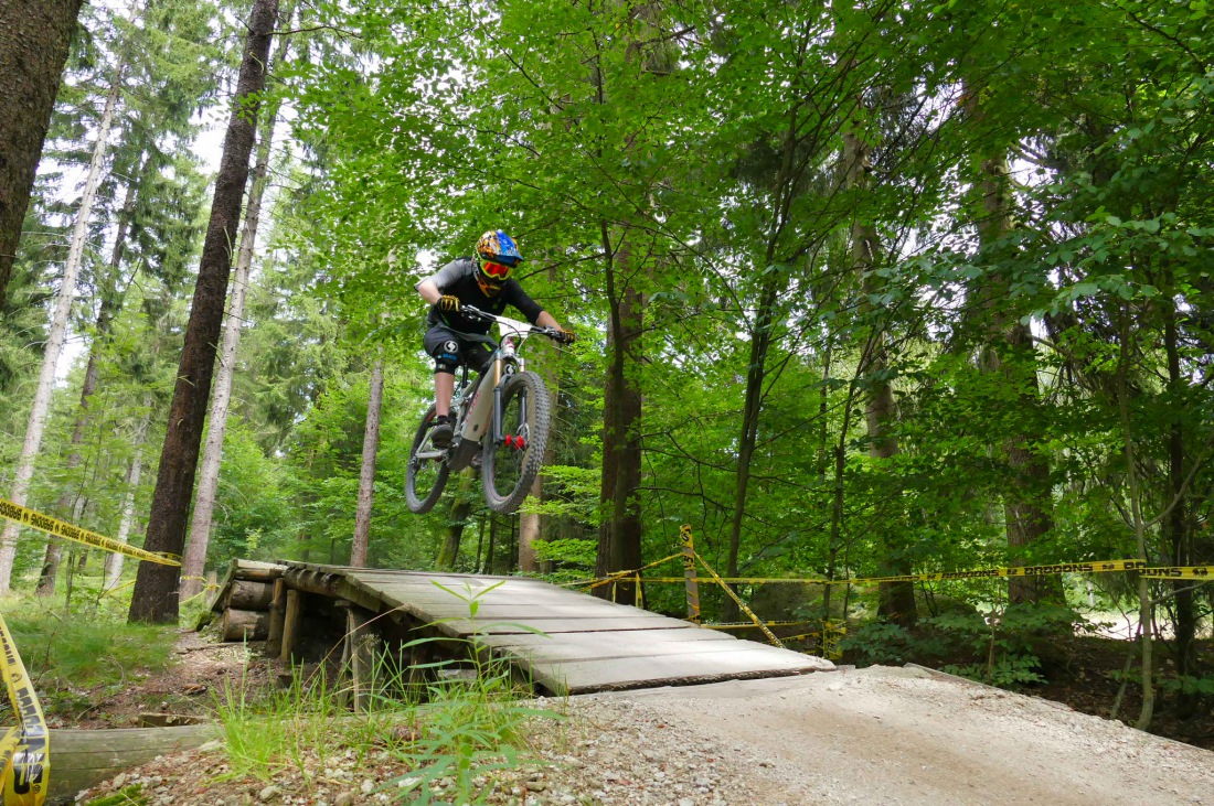 Foto: Martin Zehrer - Den Ochsenkopf hinunter rasen ;-)<br />
<br />
Heute ist Training und Startplatz-Rausfahren für morgen. Dieser Lauf zählt zur Enduro one Serie und wird auf der Downhillstrecke am O 