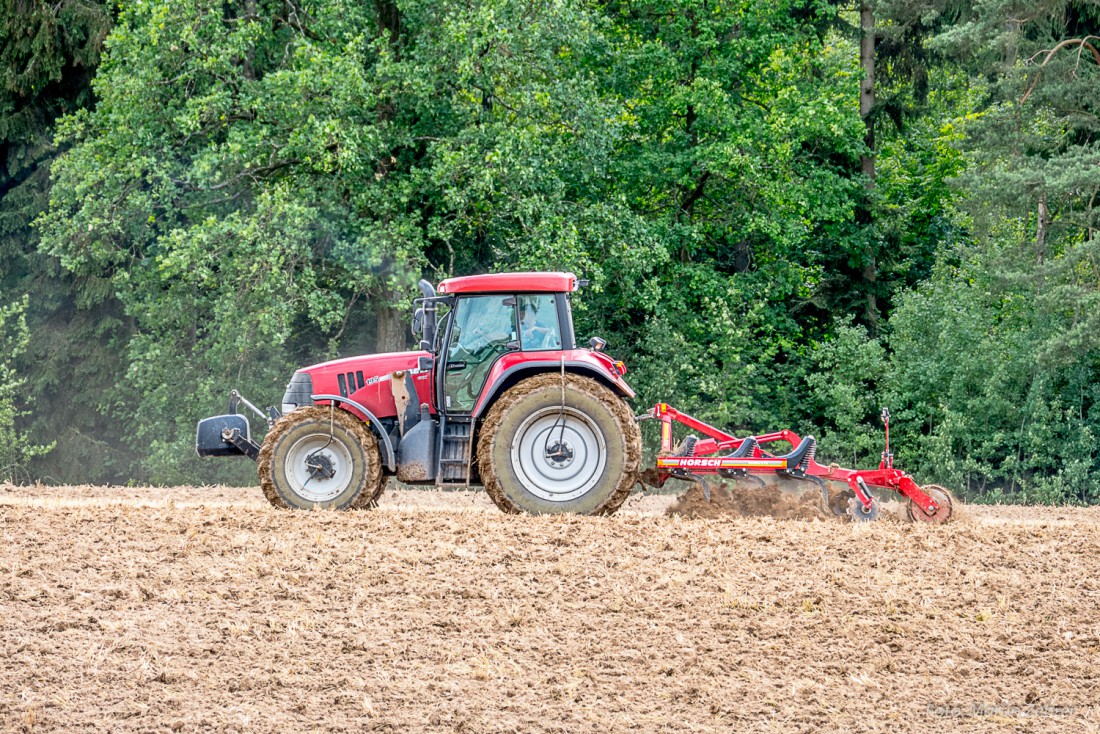 Foto: Martin Zehrer - Man at Work. Ein Landwirt bei Neustadt am Kulm bearbeitet sein Feld. Interessant ist die Vorrichtung an der hinteren Radnabe. Vermutlich eine dynamische Reifenfülleinrich 