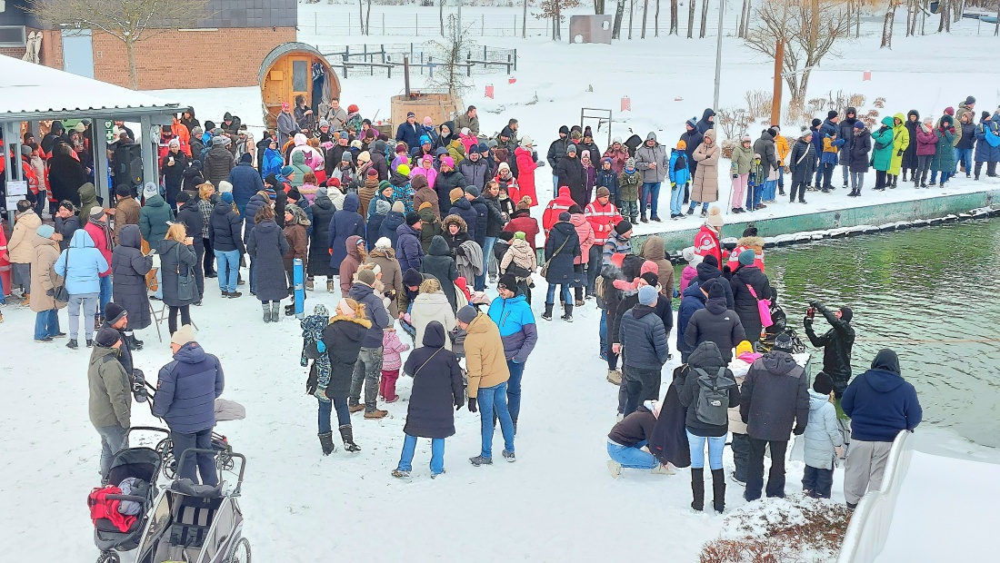 Zahlreiche Besucher beim Neujahrs-Schwimmen im Freibad Immenreuth. 