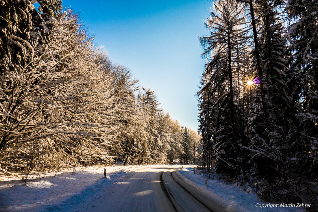 Foto: Martin Zehrer - Die Sonne lauert hinterm Waldeck ;-)<br />
<br />
Strasse in Richtung Witzlasreuth am 19. Januar 2016 