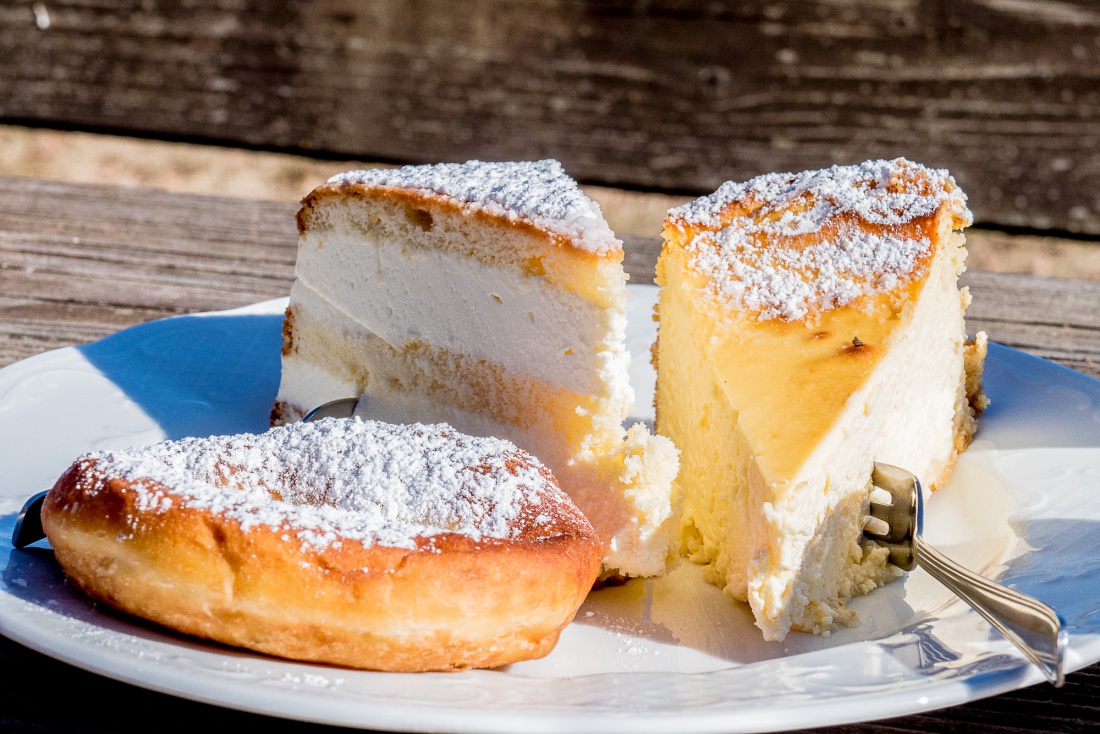 Foto: Martin Zehrer - Trio mit zwei Gabeln - Verdammt guter Kuchen und Küchle, abgeholt im Mesnerhaus Armesberg... :-D 