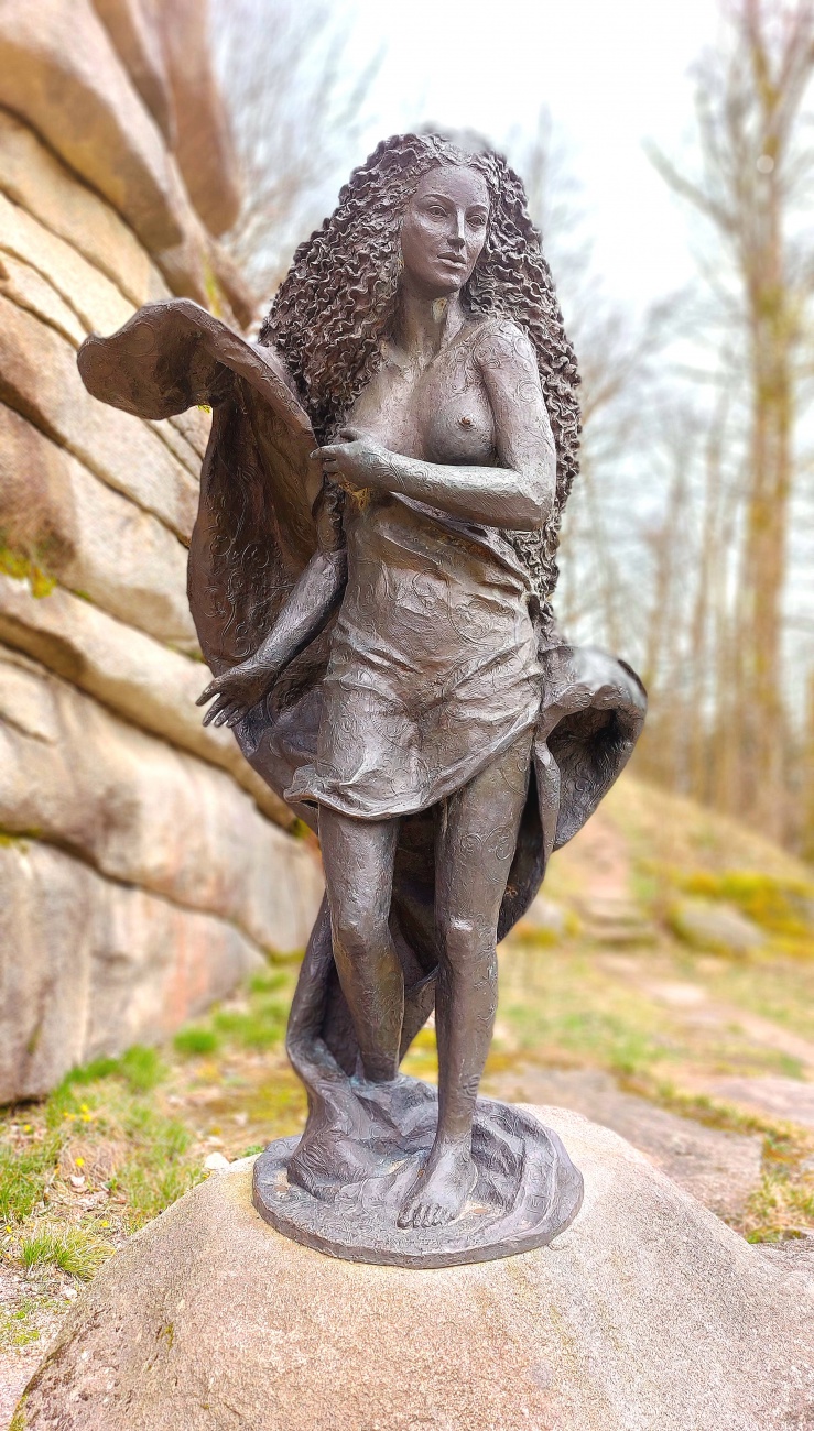 Foto: Martin Zehrer - Hübsche Dame wartet hinter der Burgruine Weißenstein im Steinwald.  