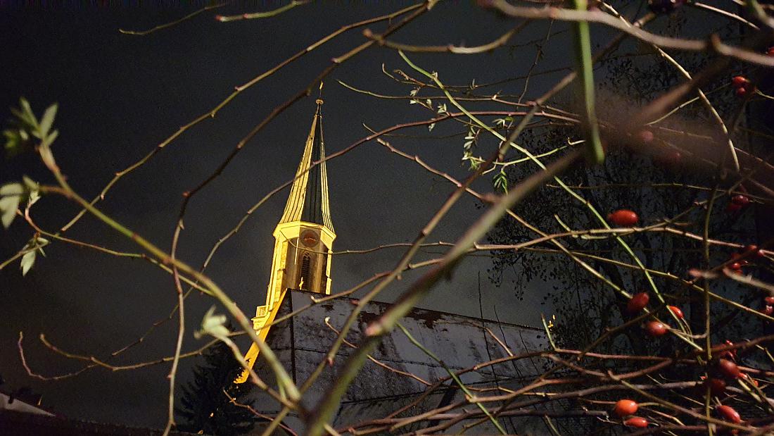 Foto: Martin Zehrer - Der Kirchturm von Kemnath aus einer ungewöhnlichen Perspektive. <br />
<br />
Heute gabs die Veröffentlichung der neuen, verschärften Coranabestimmungen, welche ab nächsten Montag  