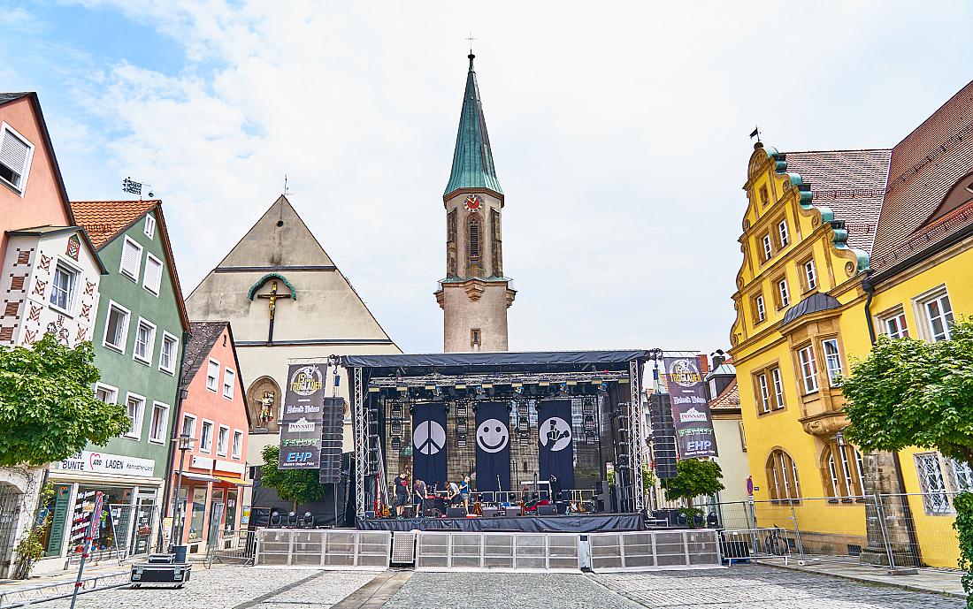 Foto: Martin Zehrer - Jubiläumsfestival der Troglauer in Kemnath... <br />
Die Bühne steht! 