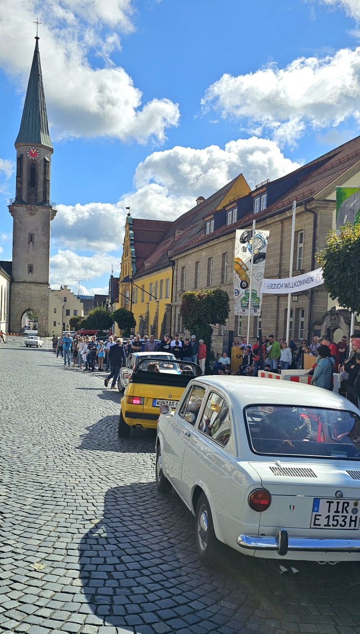 Jede Menge automobile Schätze auf dem Kemnather Stadtplatz

Ein echtes Paradies für Oldtimerfreunde gab es am Samstag beim großen Oldtimertreffen in Kemnath zu erleben. Ab 10 Uhr gehörte der wunderschöne historische Stadtplatz den automobilen Schätzen vergangener Jahrzehnte. Bei bestem Oldtimerwetter präsentierten sich die liebevoll gepflegten Fahrzeuge vor einer traumhaften Kulisse – und natürlich ließen sich das auch jede Menge Zuschauer nicht entgehen.
