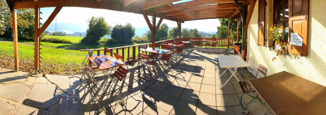 Foto: Martin Zehrer - Die Mesnerhaus-Terrasse im Panorama.<br />
Was für ein toller Herbst-Vormittag hier oben!  