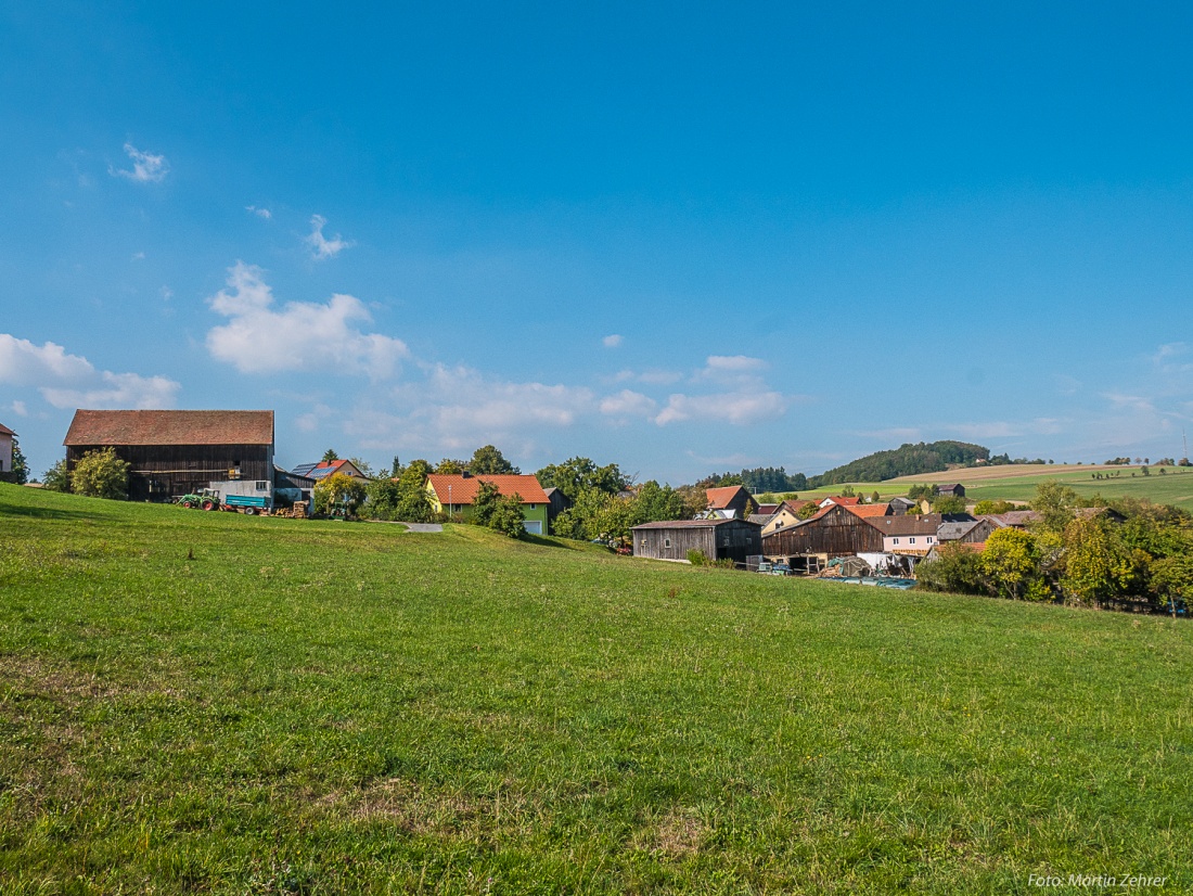 Foto: Martin Zehrer - Radwanderung nach Godas - Hier das Dorf von der Seite aus gesehen. Im Hintergrund ist der Armesberg zu erkennen.<br />
<br />
Auch wurde und wird das Dorf Godas auch des öfteren Ze 