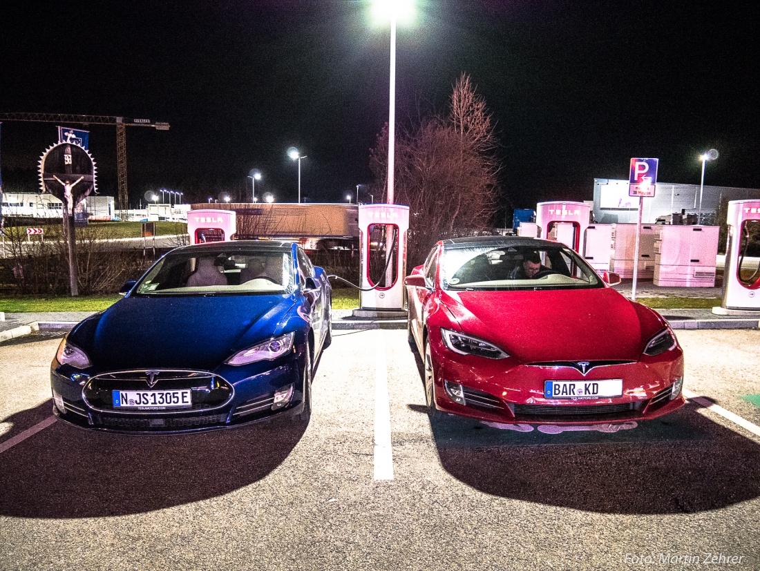 Foto: Martin Zehrer - Für Tesla-Fahrer ist längst Normal was für Fahrer von Verbrenner-Fahrzeugen als Zukunft tituliert wird. <br />
<br />
Von München kommen, kehrt ich bei Regensburg in einen Autohof  
