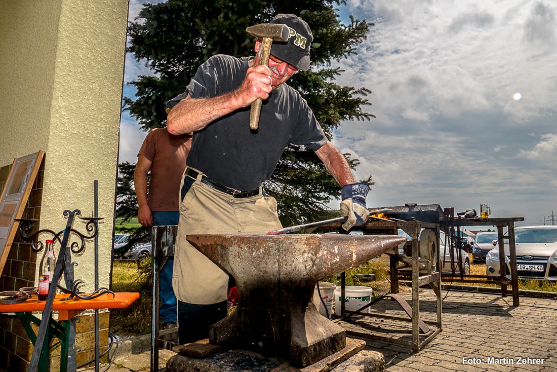 Foto: Martin Zehrer - Schmieden beim Bulldogtreffen der FFW-Oberwappenöst. Schmiedemeister Georg Sieber bei der Arbeit... 