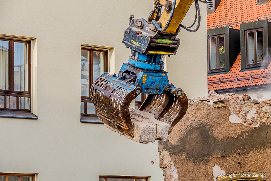 Foto: Martin Zehrer - Wie ein Chirurg mit seinem Skalpell, so dieser Baggerfahrer mit seinem Greifer. Präzise und Stein für Stein wird das Gebäude zurückgebaut. 