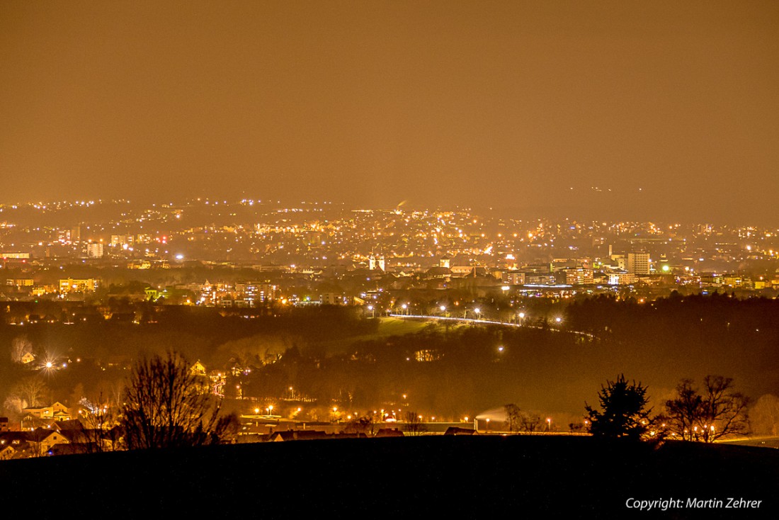 Foto: Martin Zehrer - Bayreuth bei Nacht - Was für ein Panorama-Anblick. Von diesem Punkt aus ist das Bayreuther Land gut zu überblicken. Nur noch ein Tag bis Sylvester... 