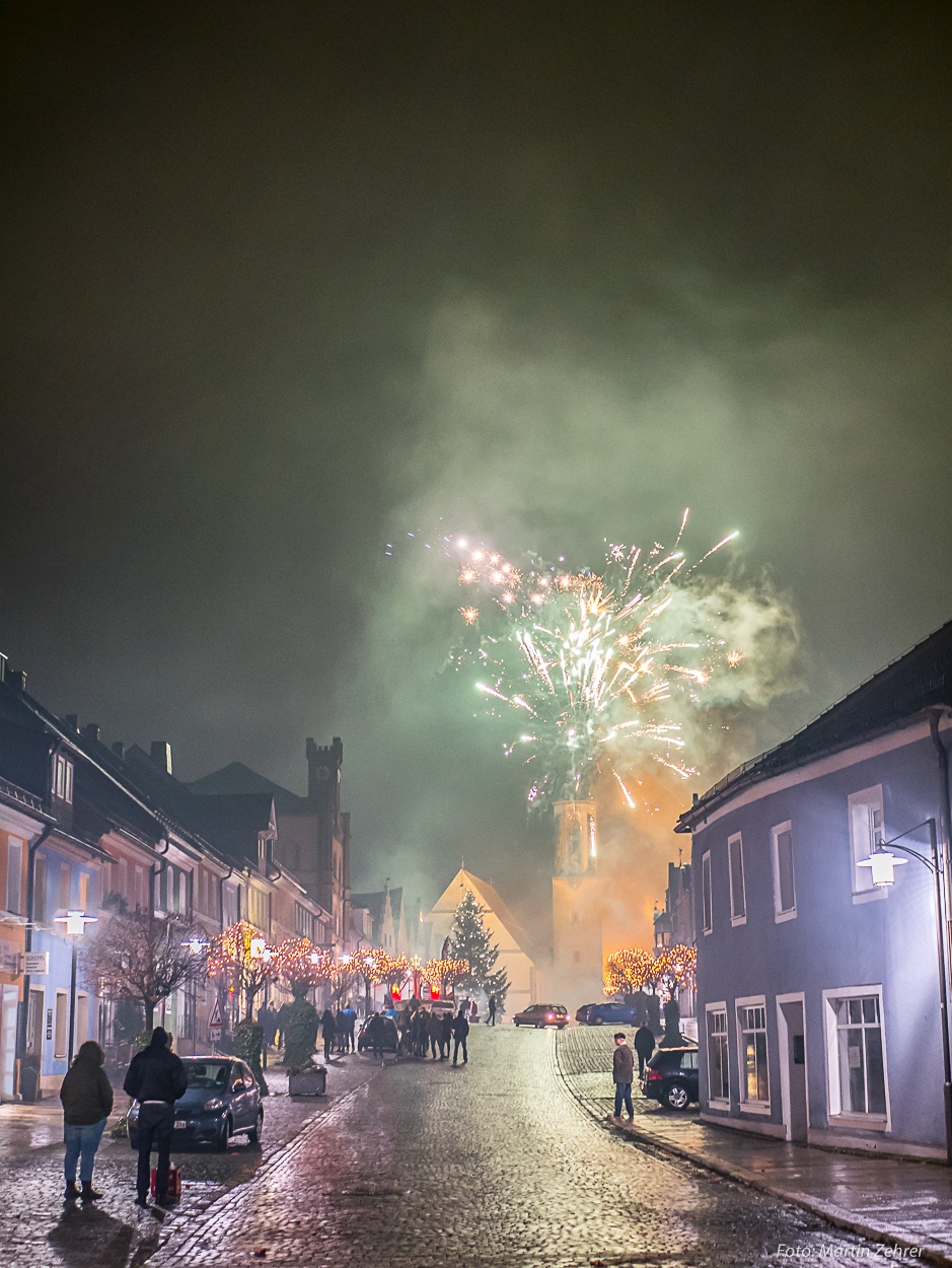 Foto: Martin Zehrer - Silvester in Kemnath! Mitten auf dem historischen Stadtplatz knallte es gewaltig. Die Menschen standen da und staunten Richtung Kirchturm... Dort zischten minutenlang ein 