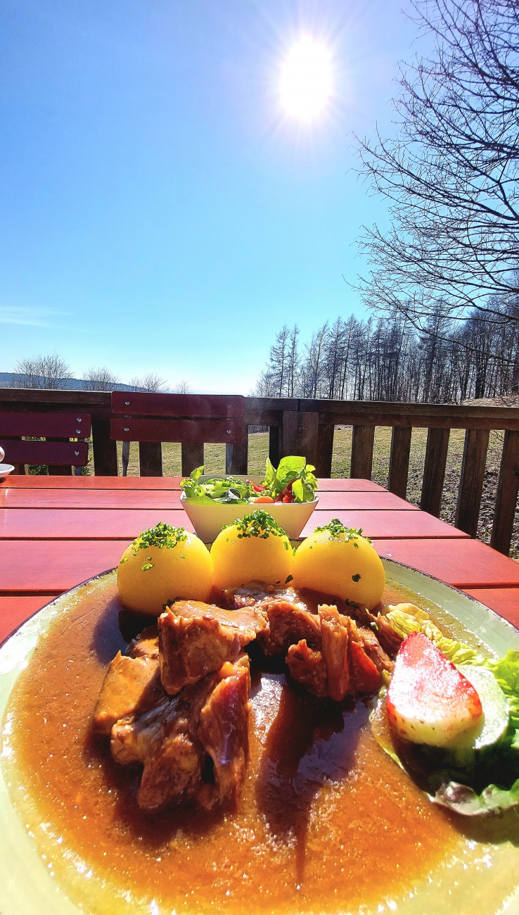 Foto: Martin Zehrer - Schweinebraten am Mesnerhaus auf dem Armesberg... 