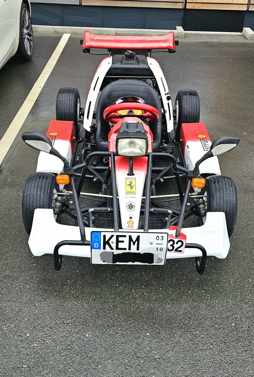 Nur mehr schwer zu bekommen... ein GoKart mit Straßenzulassung, gesehen auf dem FAST and SERIOUS - Tuning Treffen in Mitterteich auf dem Gelände von Automobile Höcht.